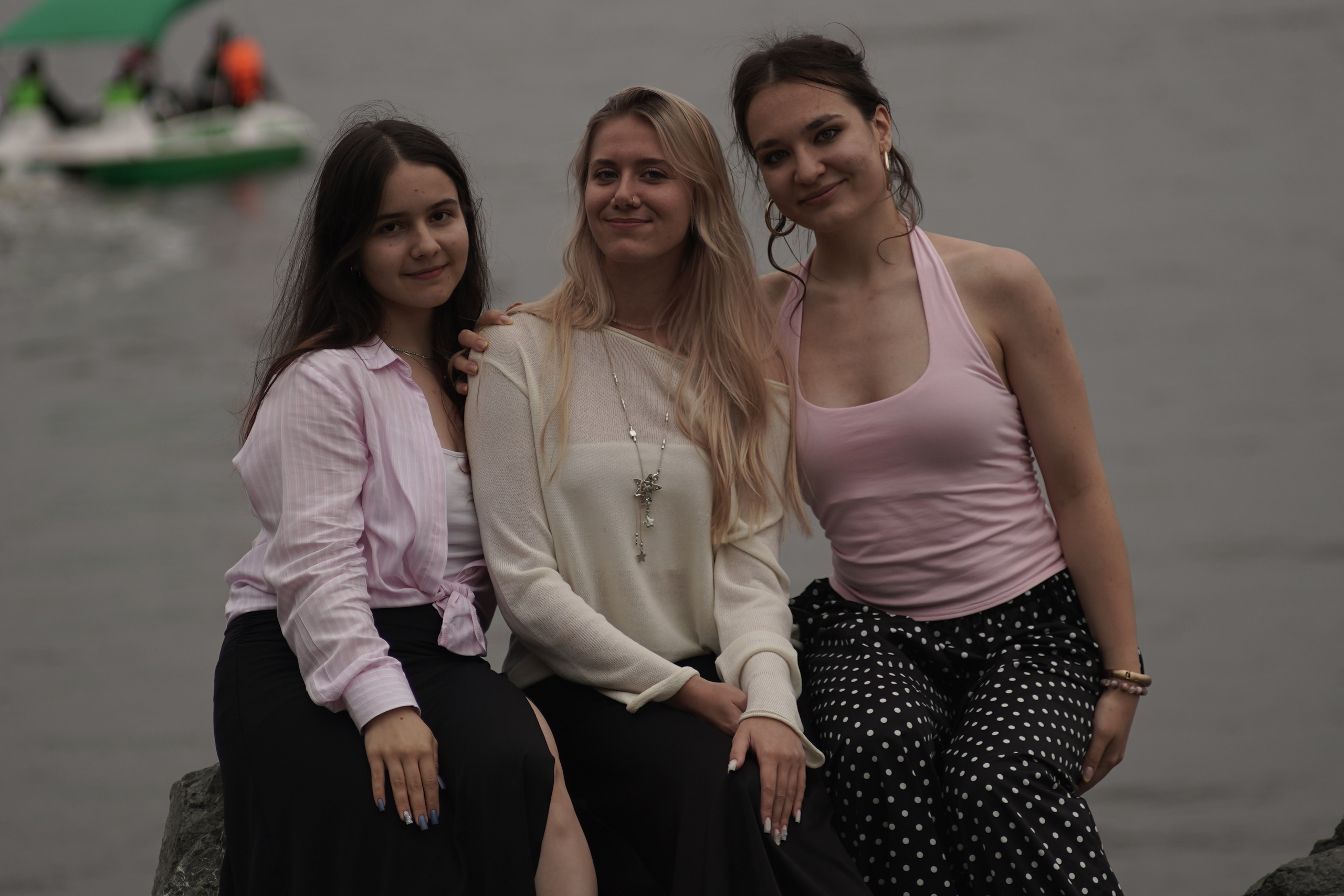 Фотосессия красивых девушек на набережной