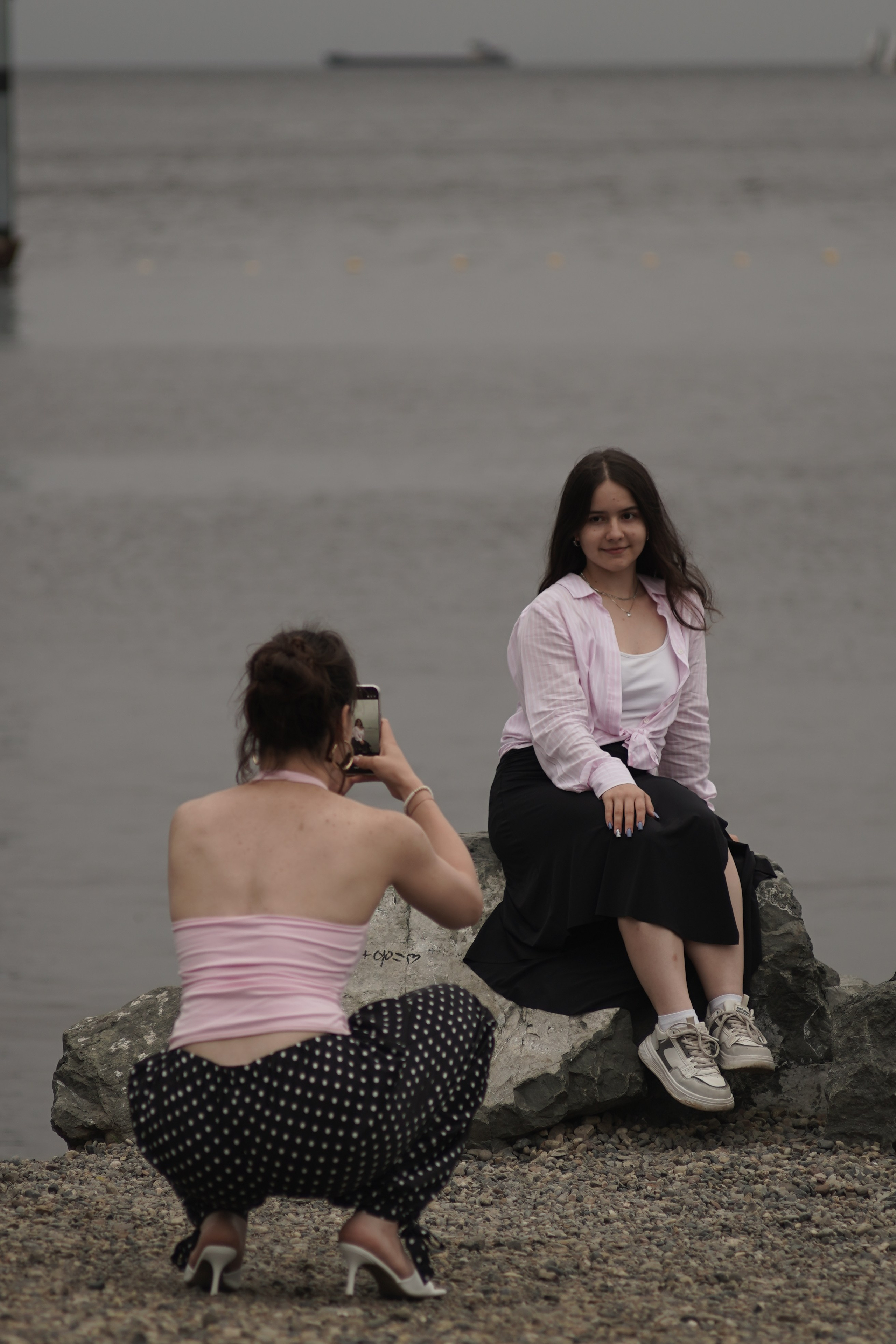 Фотосессия красивых девушек на набережной