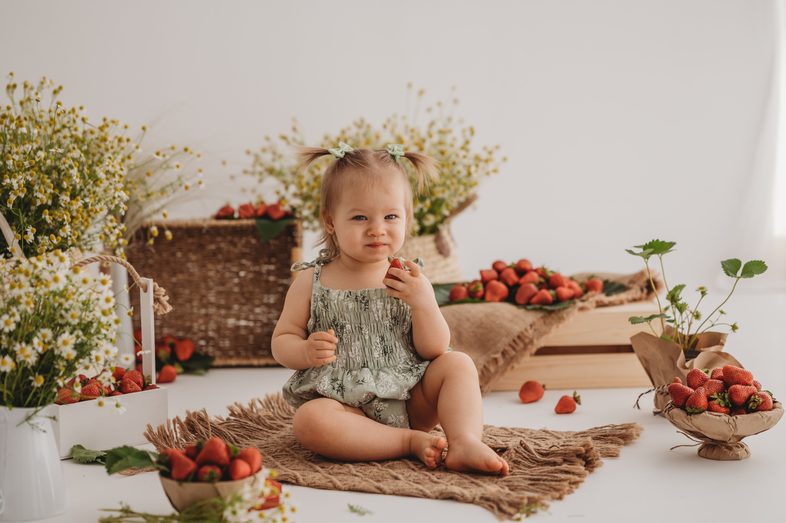 Викуля и клубничка. Детский и семейный фотограф Ирина Гладких