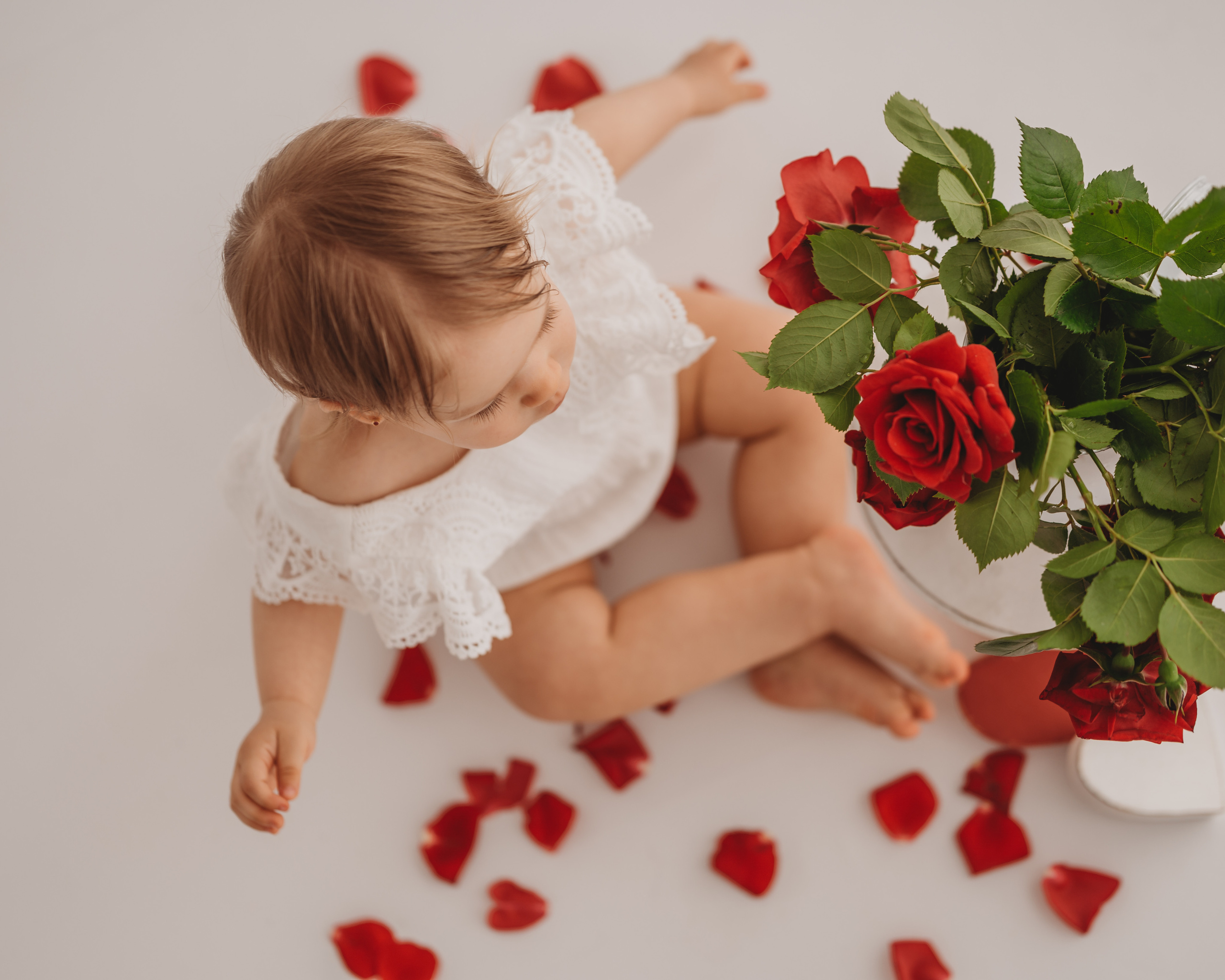 Викуля и клубничка. Детский и семейный фотограф Ирина Гладких