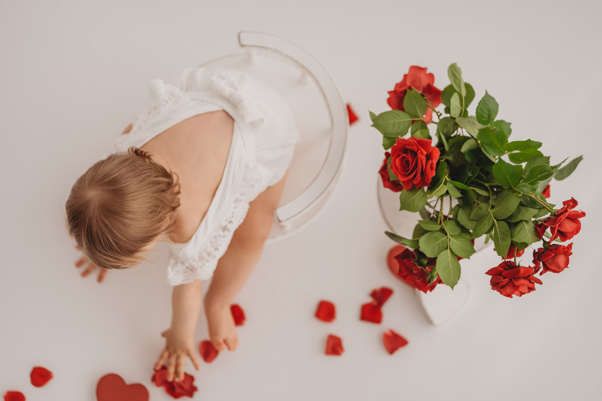 Викуля и клубничка. Детский и семейный фотограф Ирина Гладких