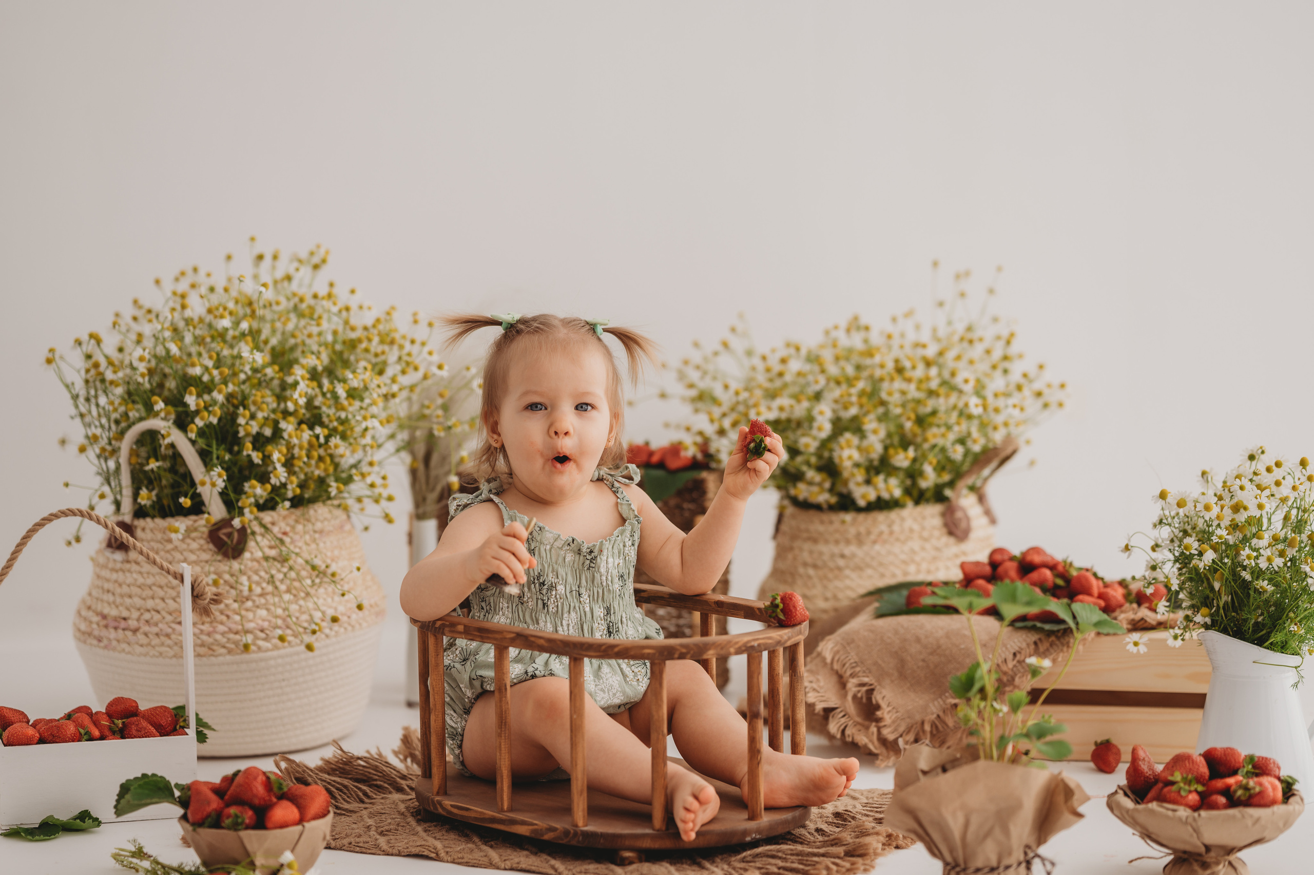 Викуля и клубничка. Детский и семейный фотограф Ирина Гладких