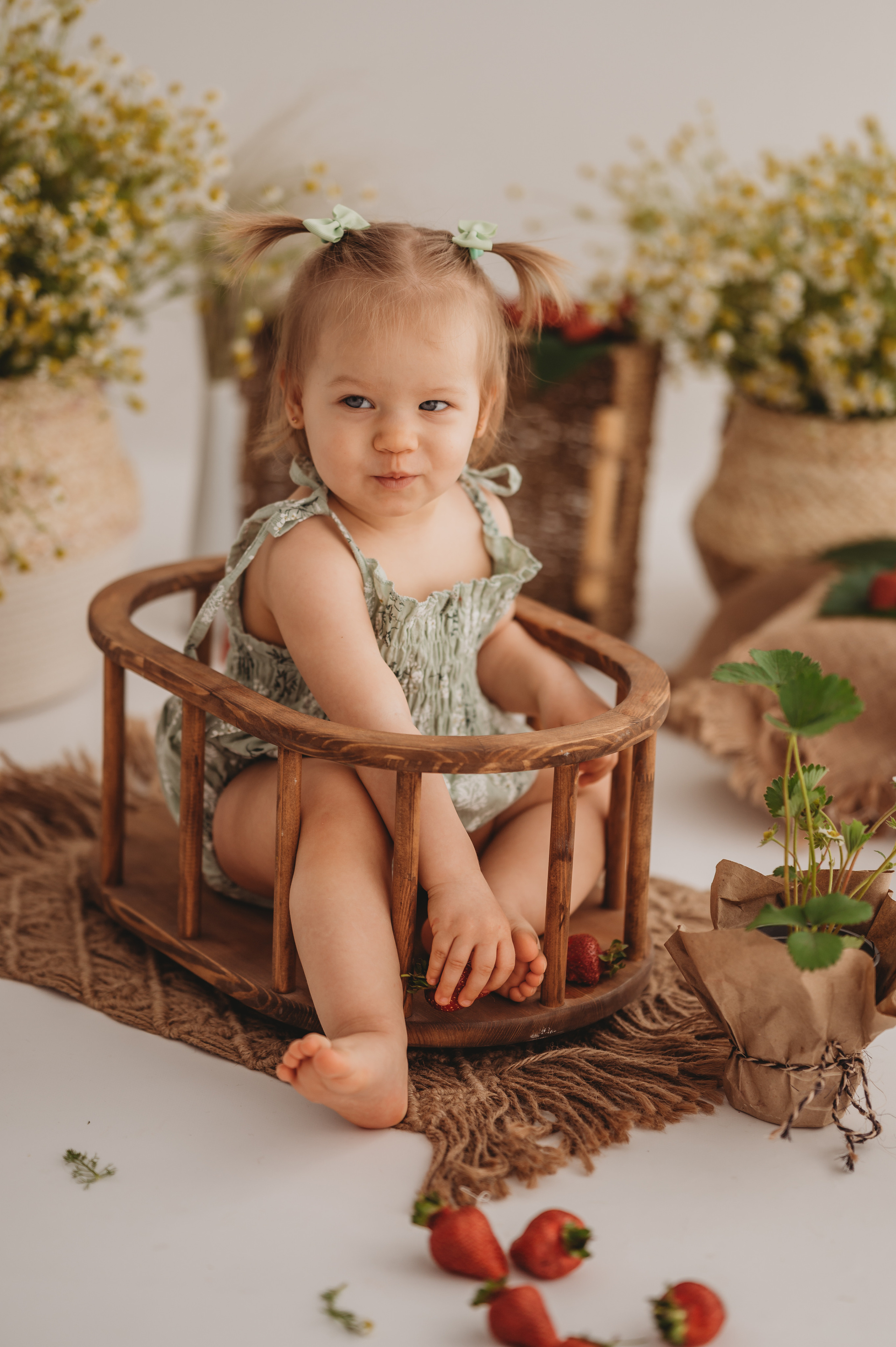 Викуля и клубничка. Детский и семейный фотограф Ирина Гладких