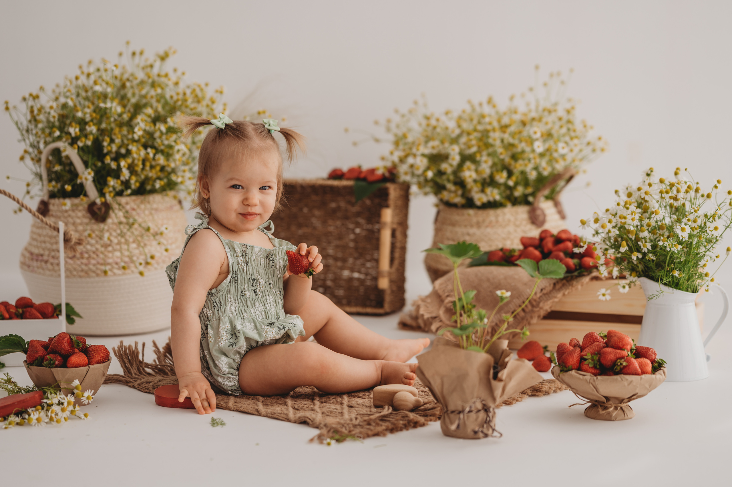 Викуля и клубничка. Детский и семейный фотограф Ирина Гладких