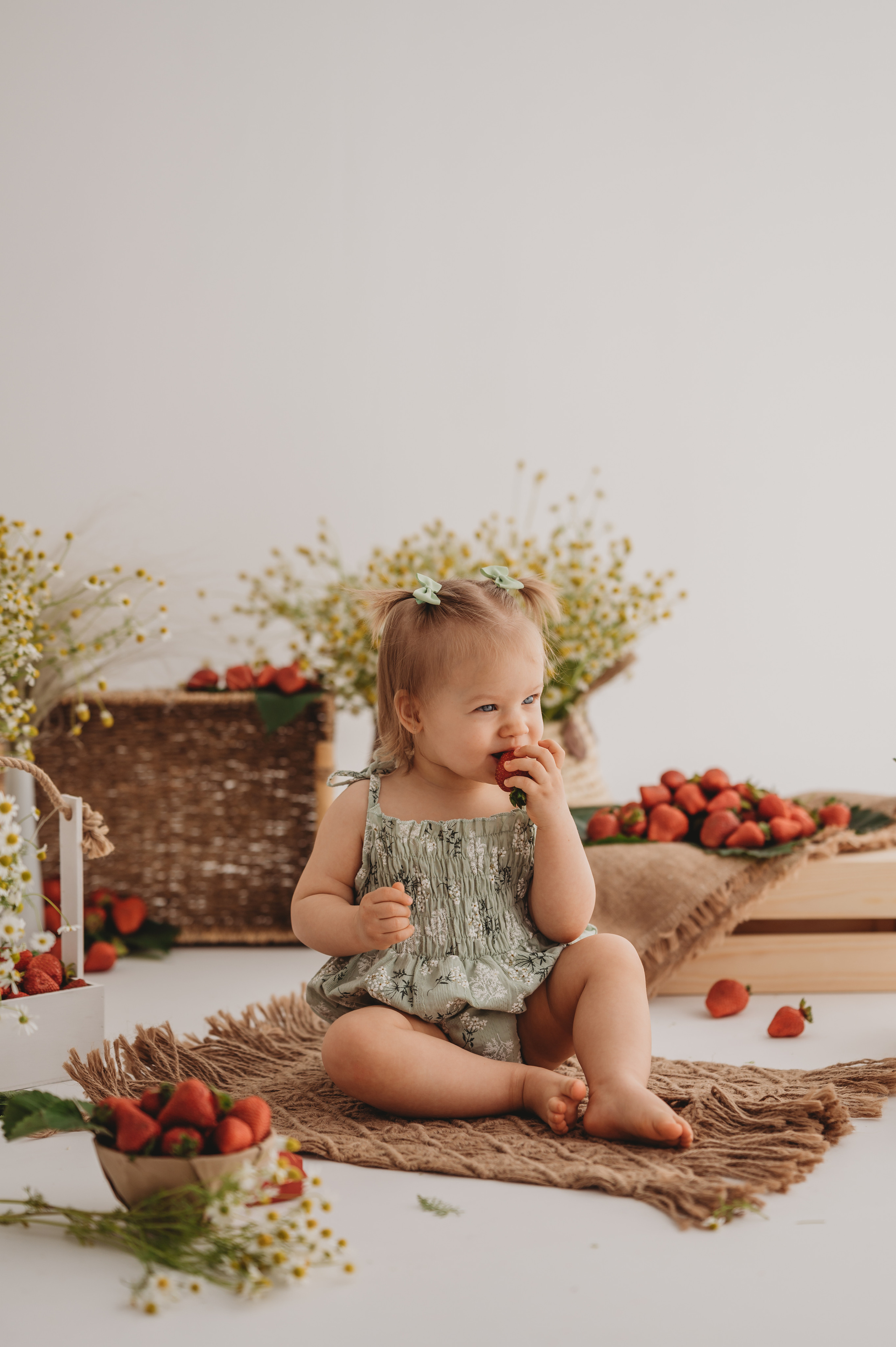 Викуля и клубничка. Детский и семейный фотограф Ирина Гладких