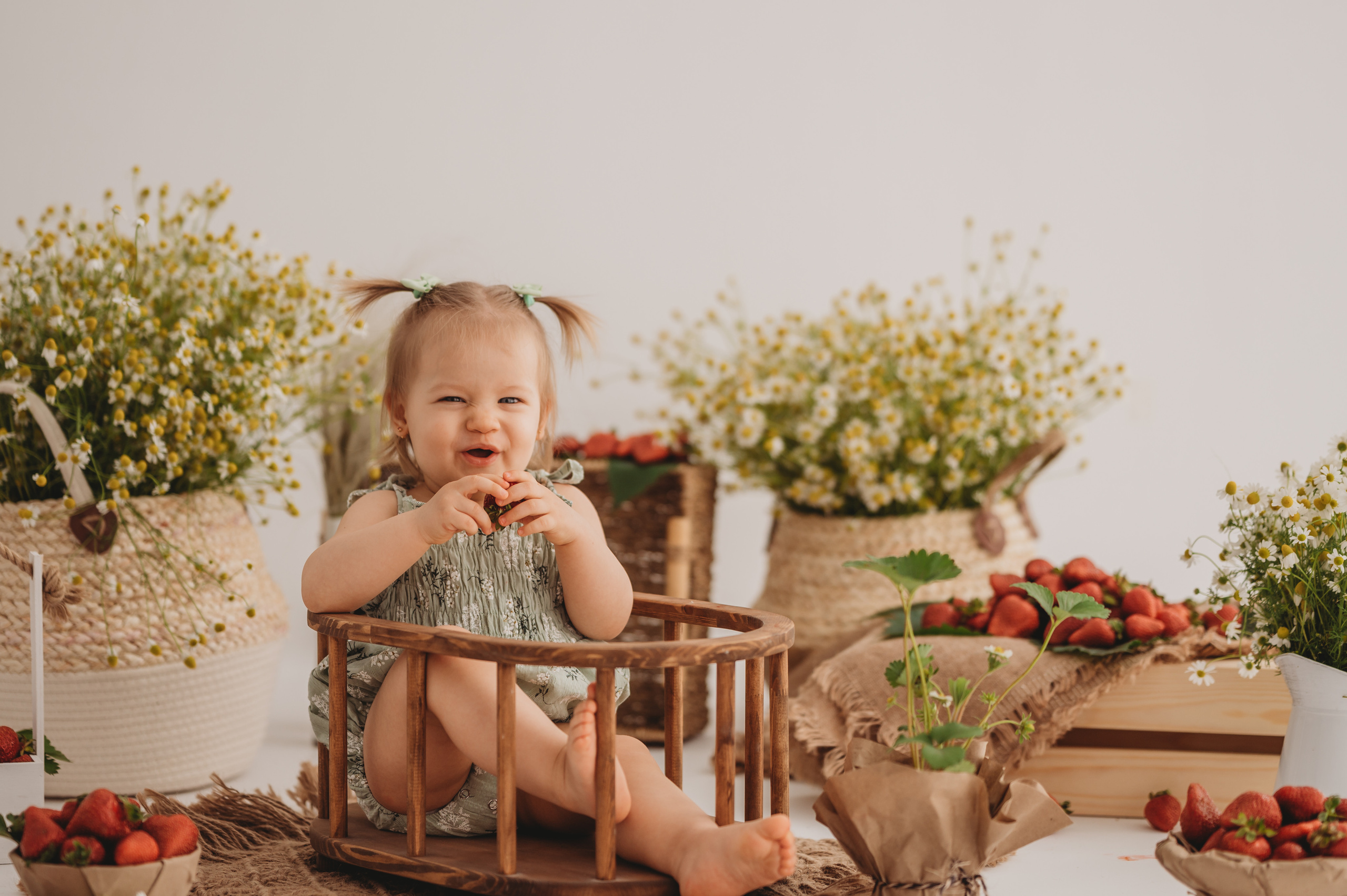 Викуля и клубничка. Детский и семейный фотограф Ирина Гладких