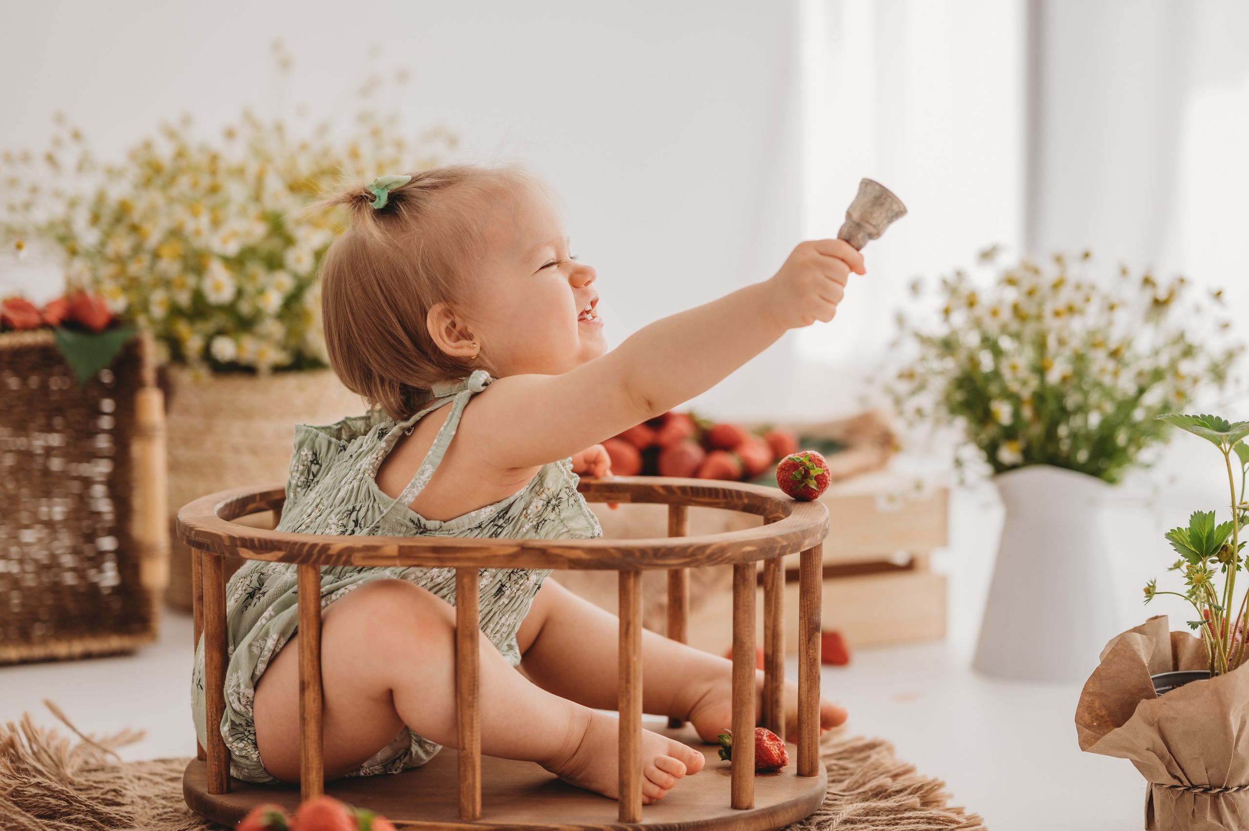 Викуля и клубничка. Детский и семейный фотограф Ирина Гладких
