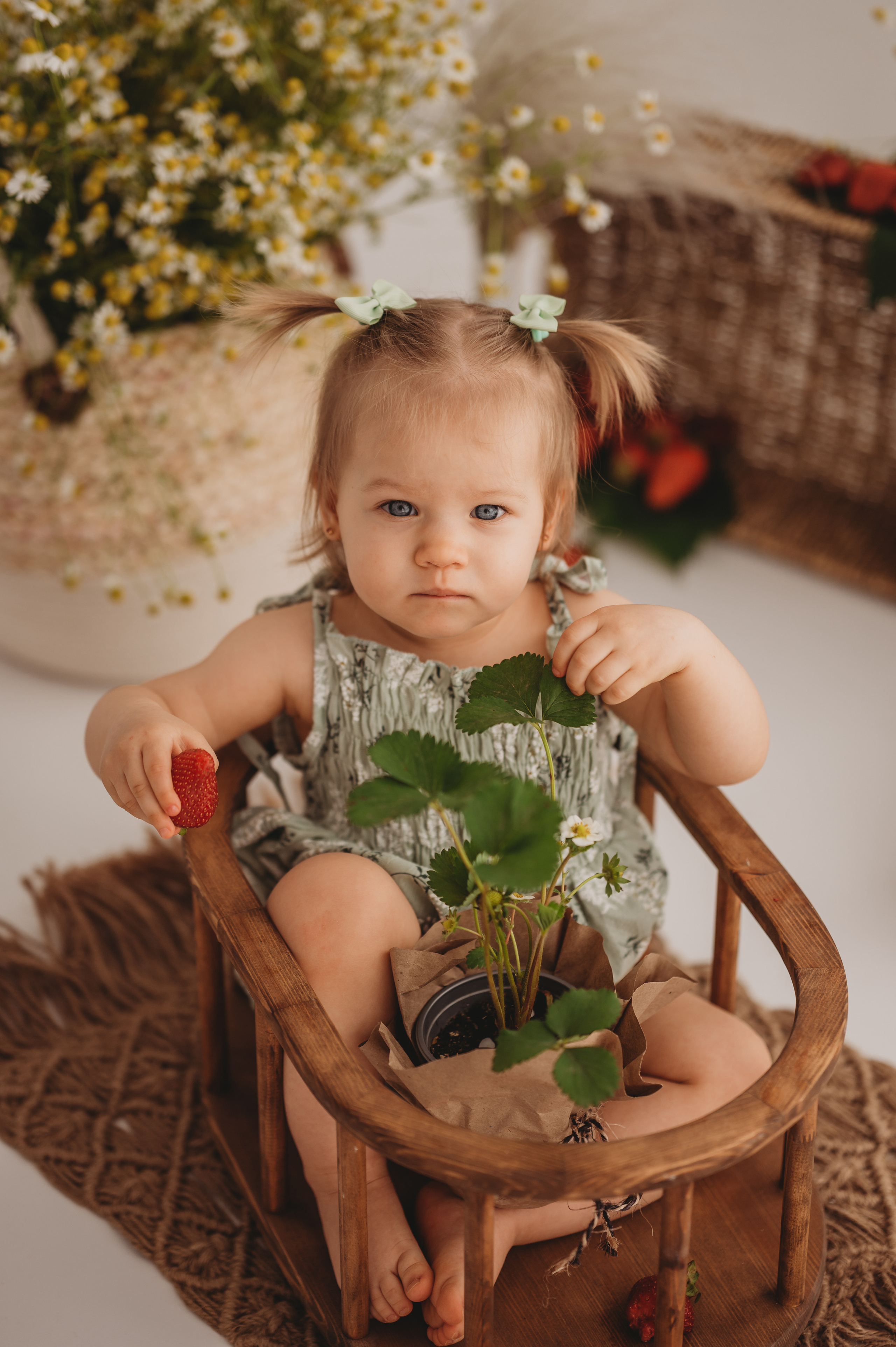 Викуля и клубничка. Детский и семейный фотограф Ирина Гладких