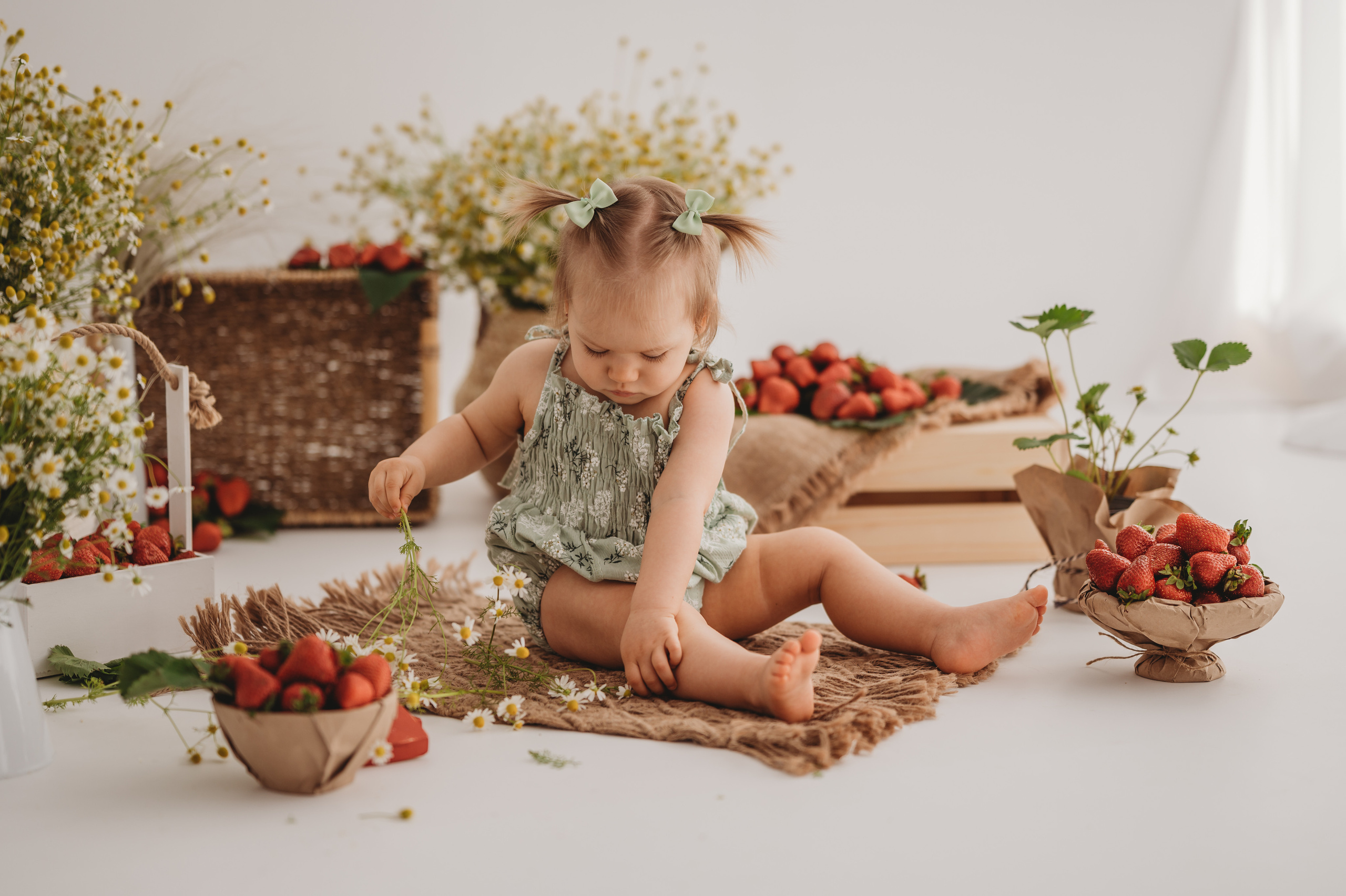 Викуля и клубничка. Детский и семейный фотограф Ирина Гладких