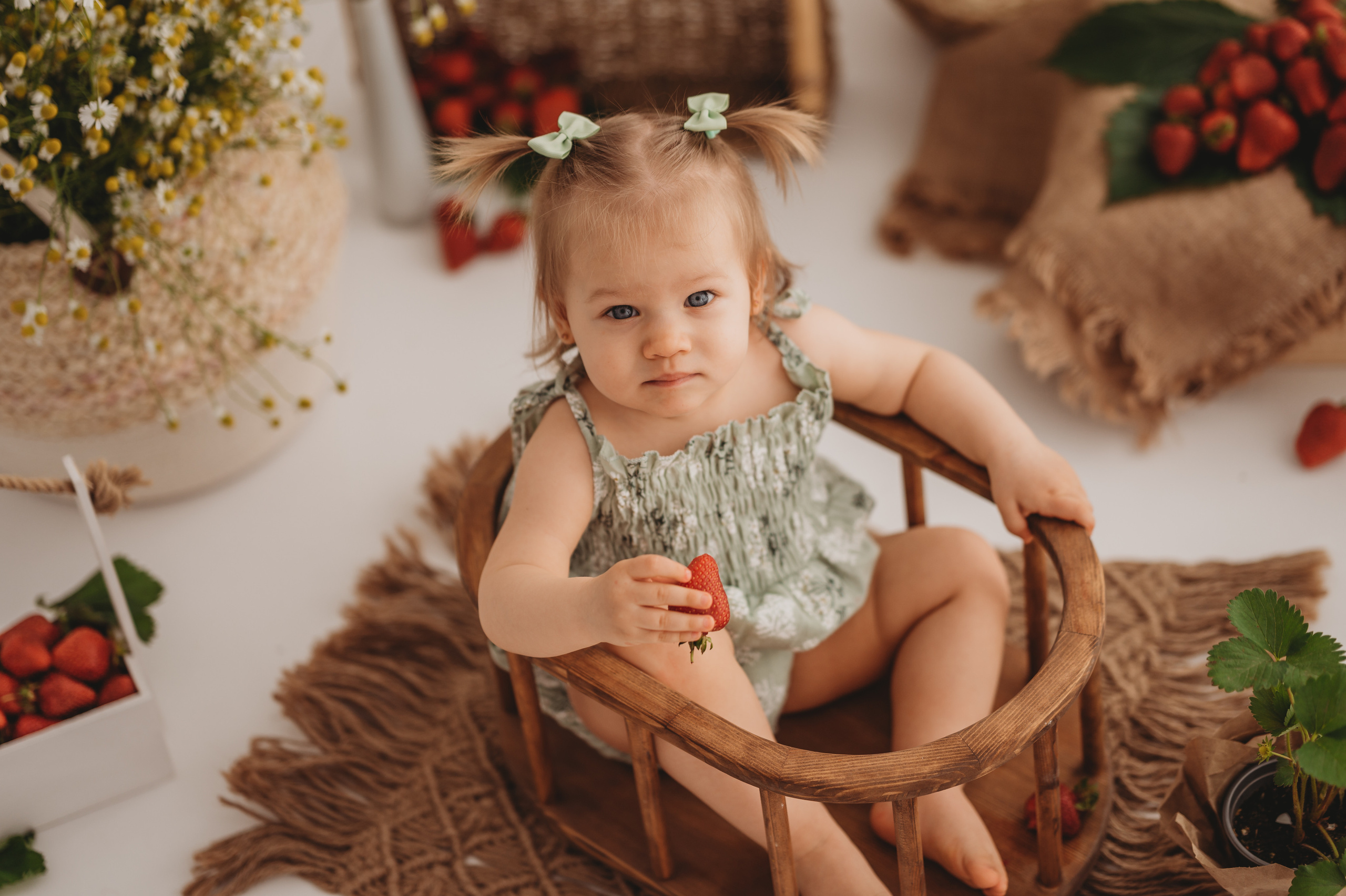Викуля и клубничка. Детский и семейный фотограф Ирина Гладких