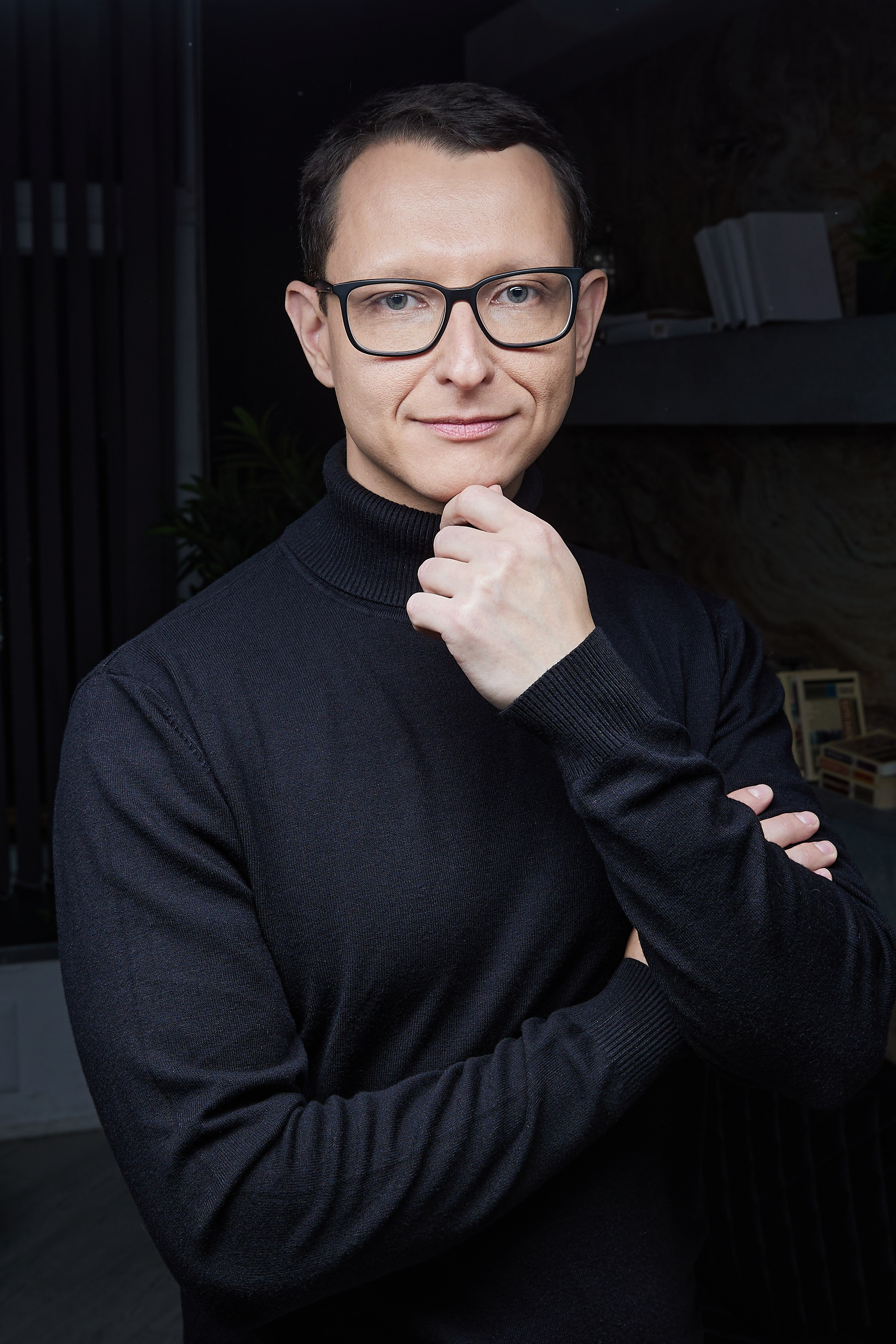 деловой портрет для топ-менеджера компании, непринужденная поза, темный фон