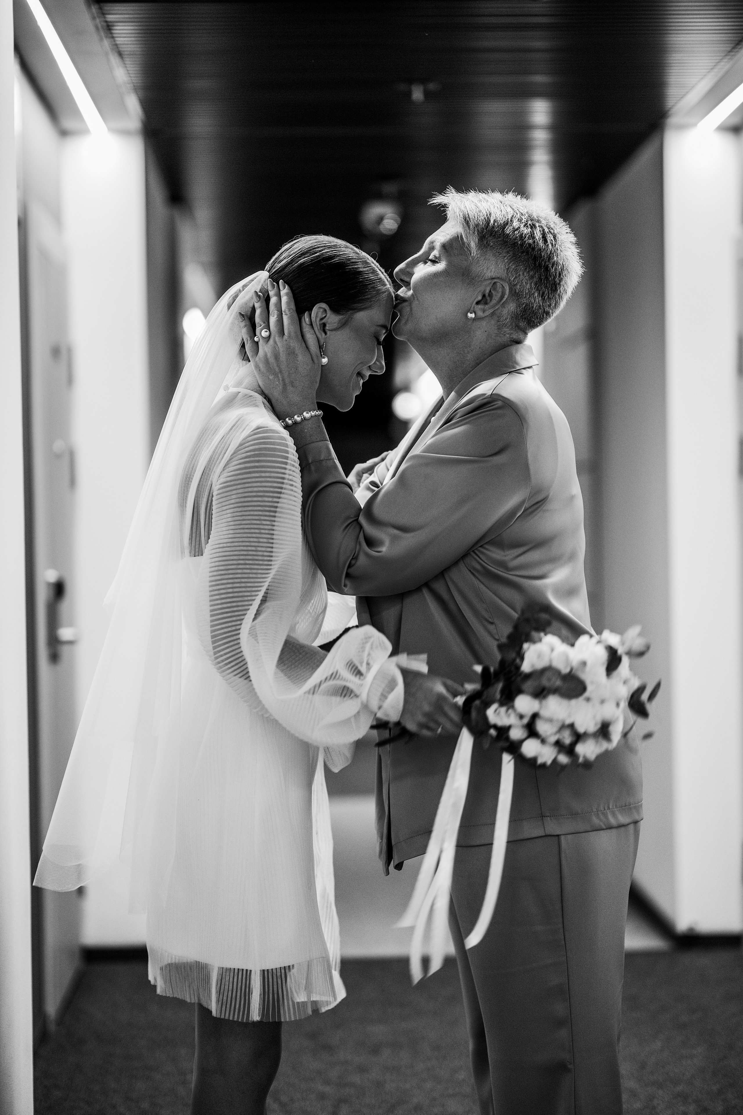 Мама благословляет дочку