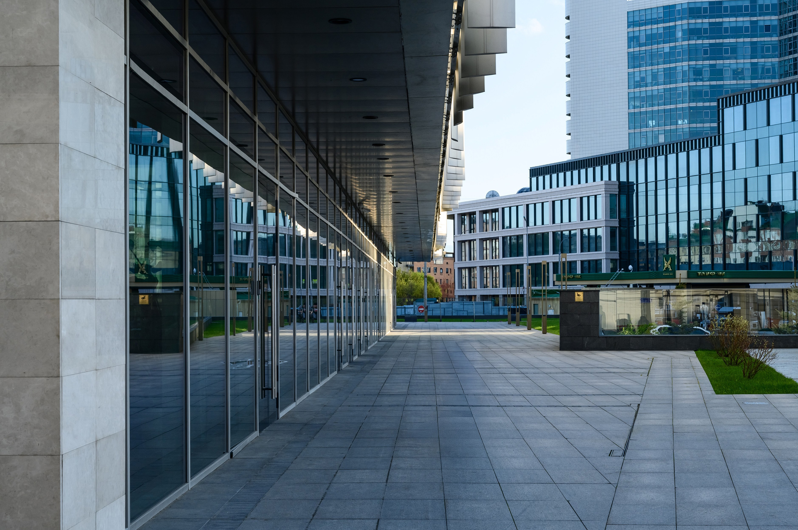 Современный бизнес-центр URBAN с зеркальными стеклянными панелями