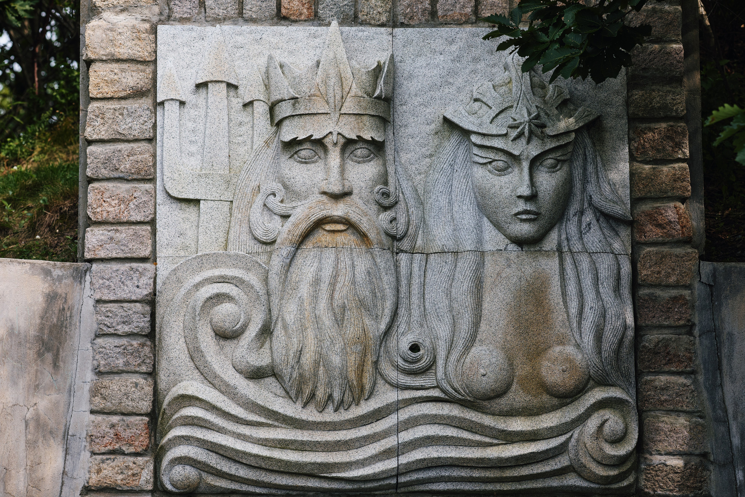 Барельеф «Нептун и русалка» на базе отдыха Тунгус в Находке