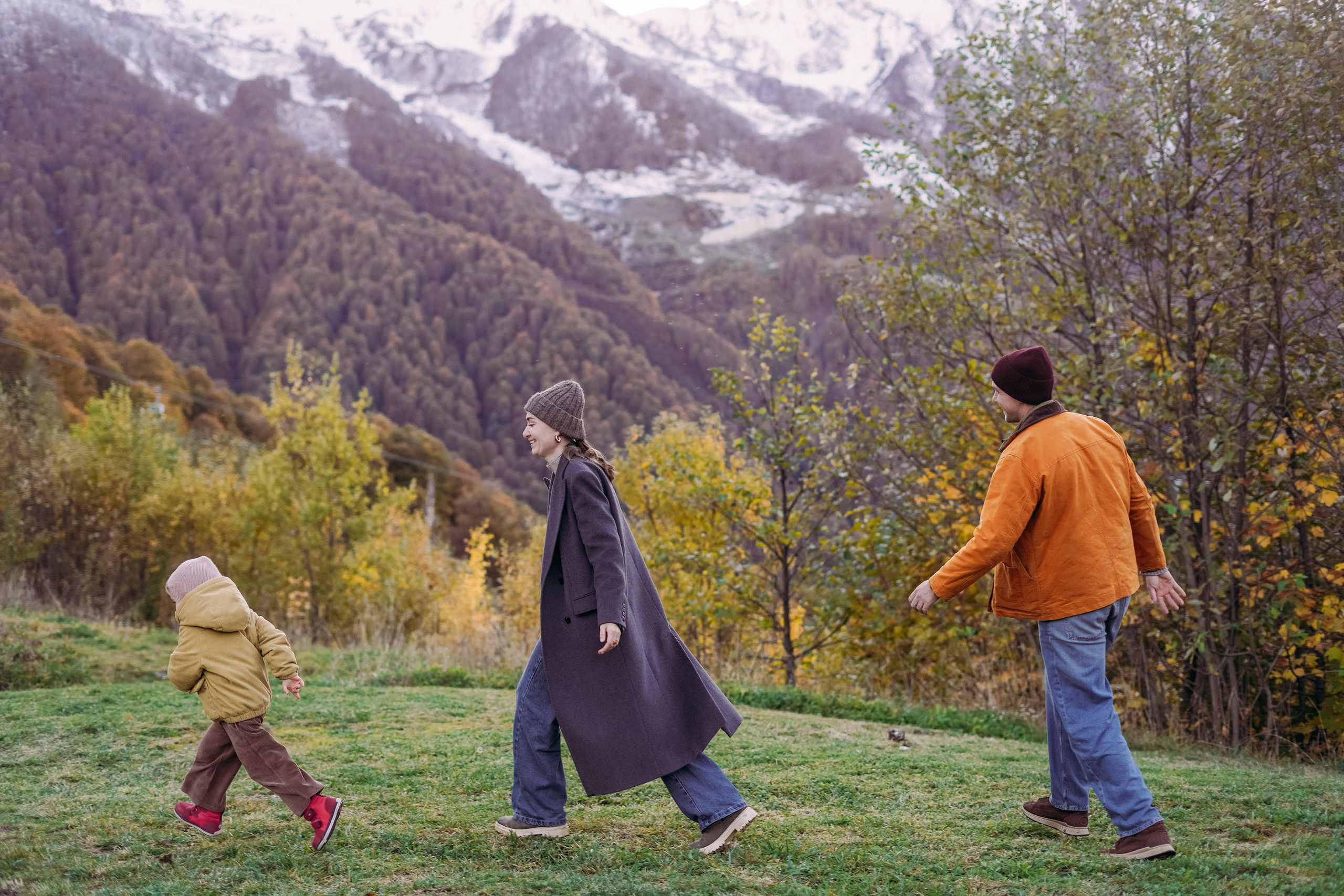 Алексей, Анна и Валентина в Горной Олимпийской деревне. Фотограф в Сочи и Абхазии | Фототуры | September Air