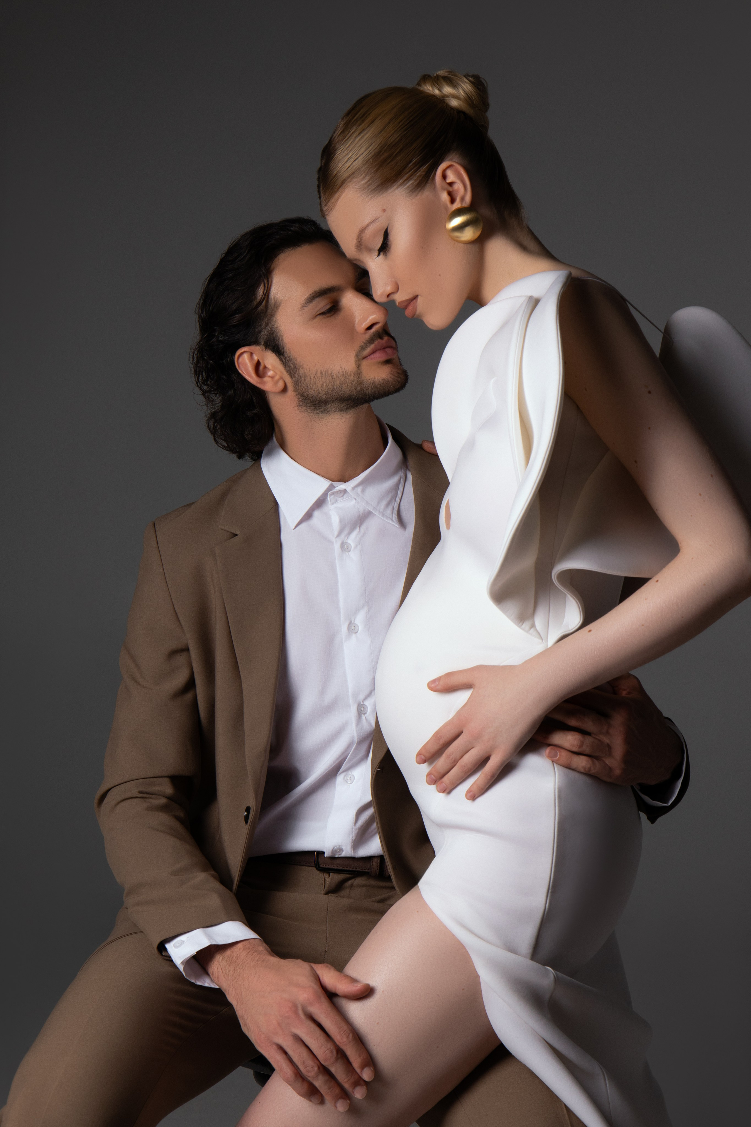 Фотосессия в Москве! Семейная фотосессия в Москве. Фотосессия беременности с мужем. Все включено. Готовые образы. Помощь визажиста и стилиста. Фотосессия в стиле минимализм. Фотосессии в студиях Москвы с циклорамой. Идеи образов и позирования.