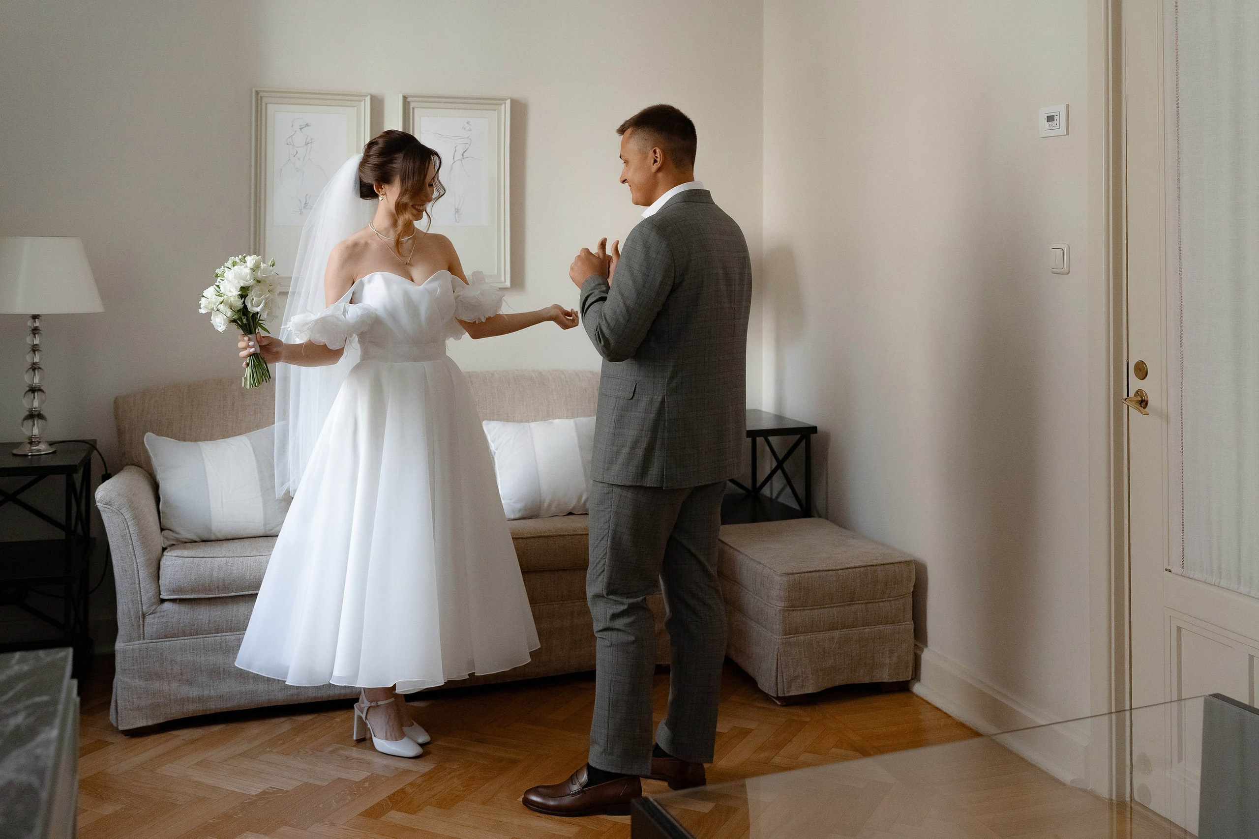 Невеста и жених готовятся к церемонии в светлом номере — свадебная фотосессия, Санкт-Петербург