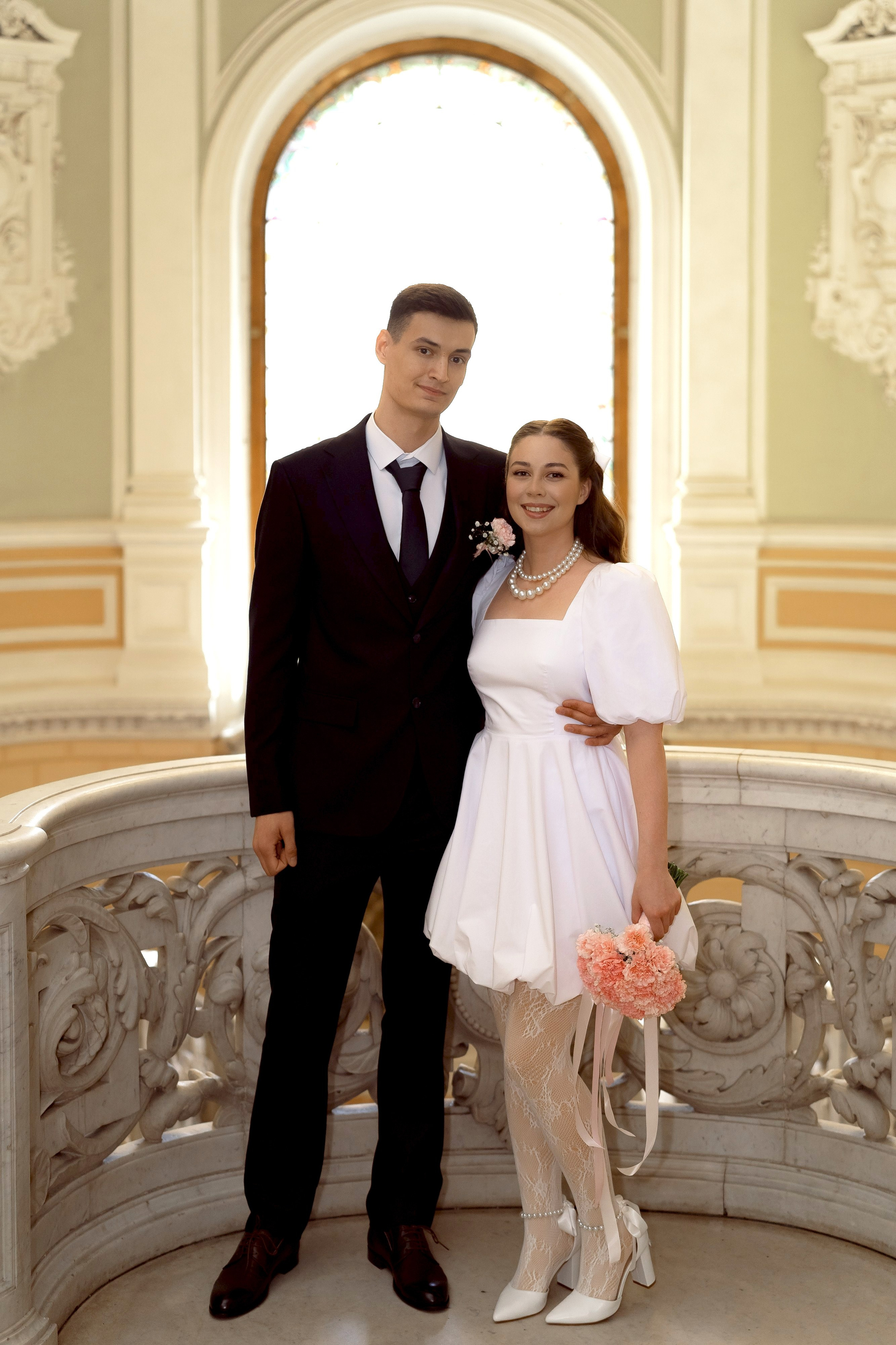 Классический свадебный портрет молодожёнов в дворцовом интерьере ЗАГСа Санкт-Петербурга