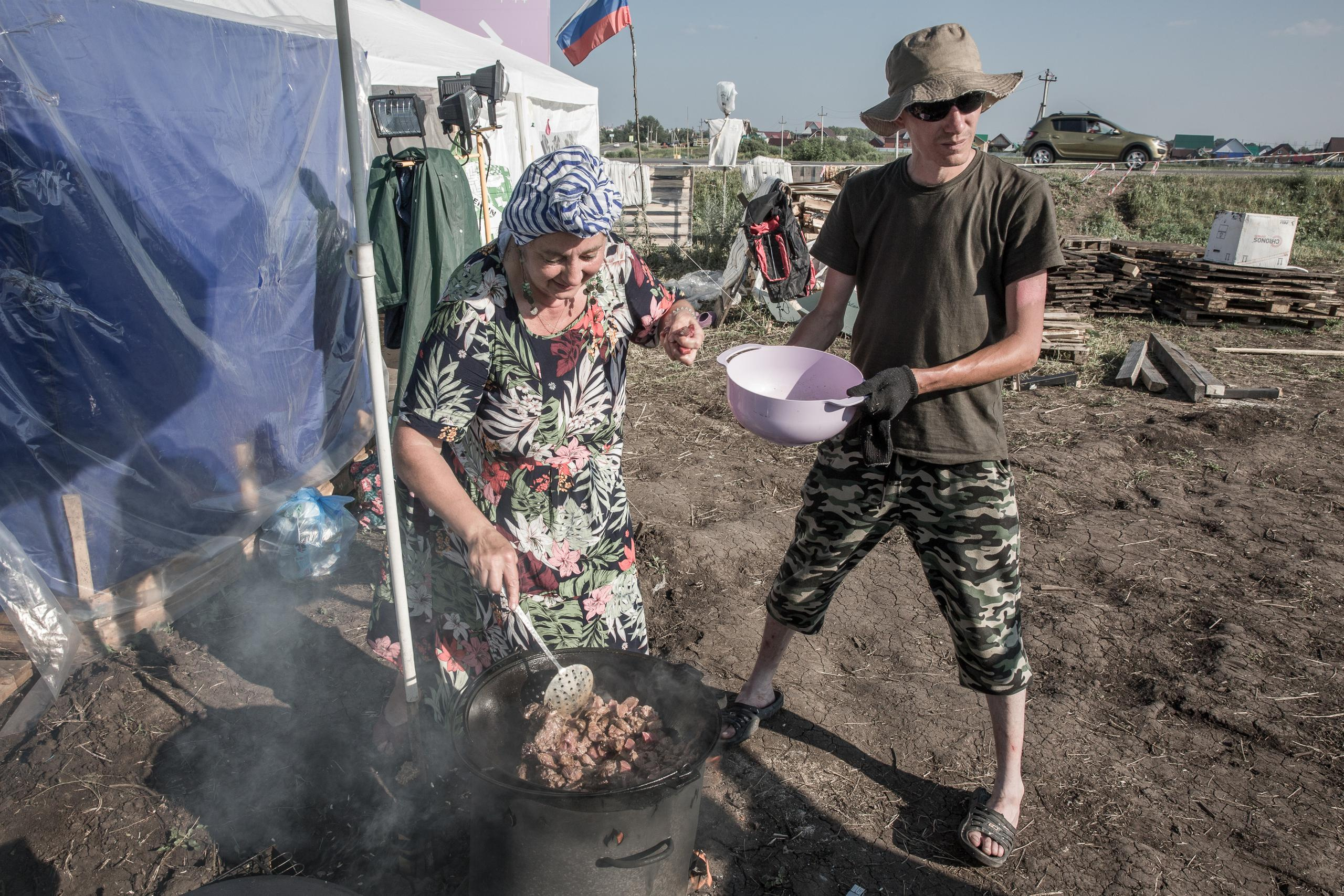 Люба и Максим готовят шурпу, традиционное для этого региона блюдо.