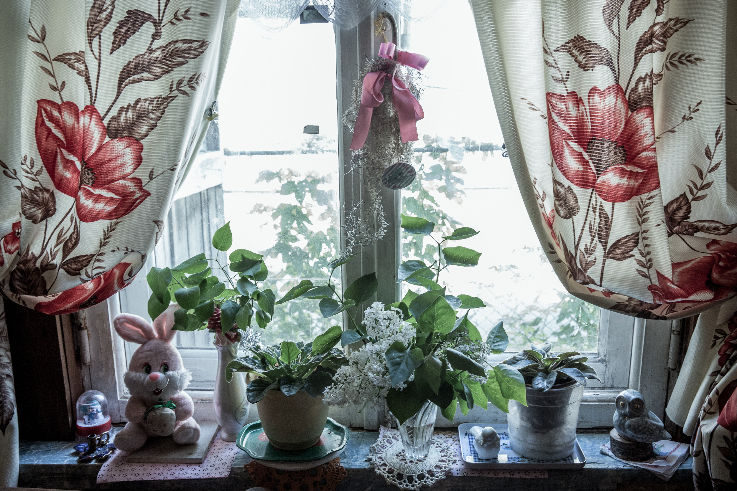 Nina has been living in this house for 44 years, her children grew up here. She doesn't understand why she should leave it at the whim of the authorities.