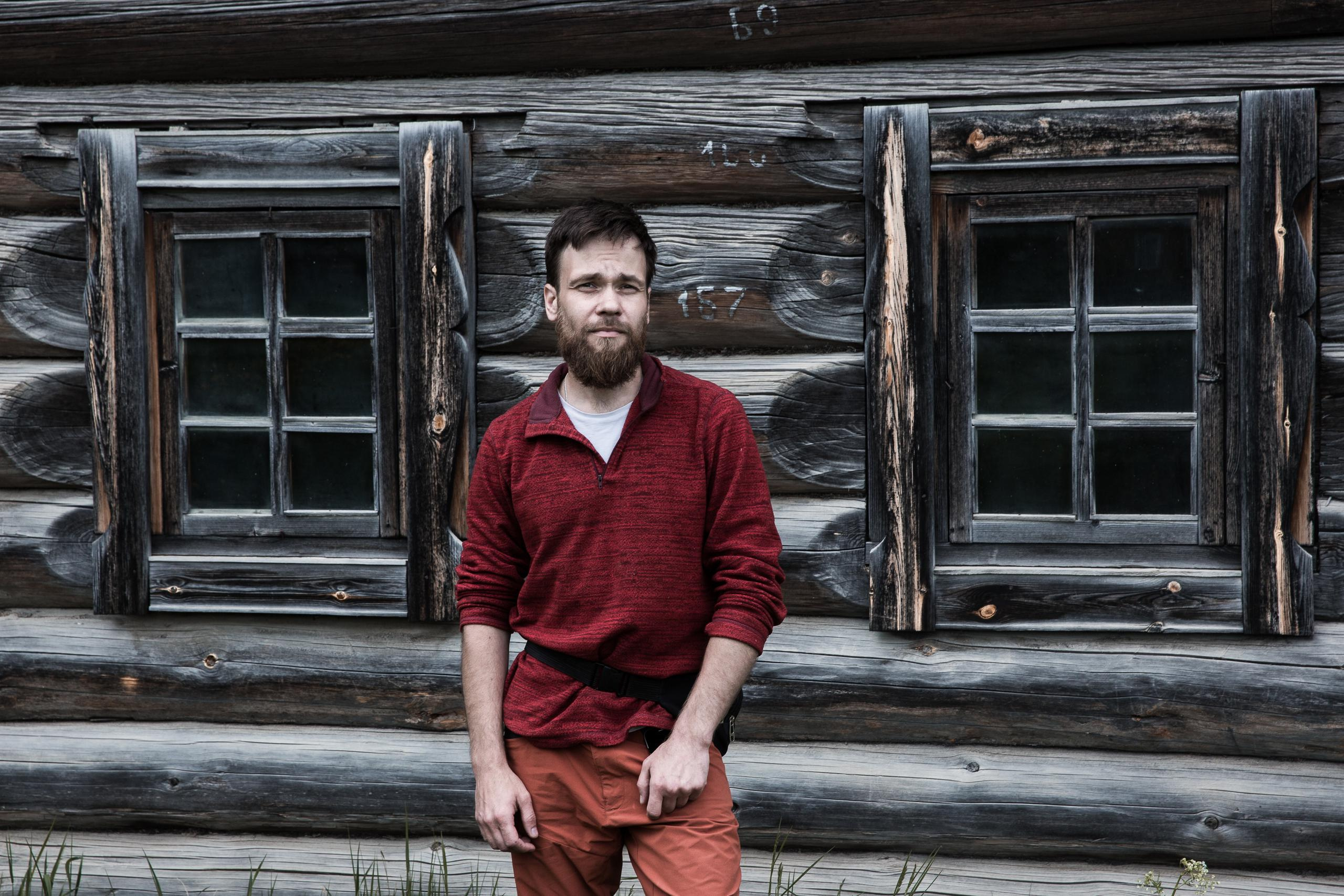 Alexander is an architect by profession. A few years ago, he joined the Sokolov artel as a volunteer, learned the restoration craft, and made it his main job. Alexander says that this is how he feels that his life has meaning.