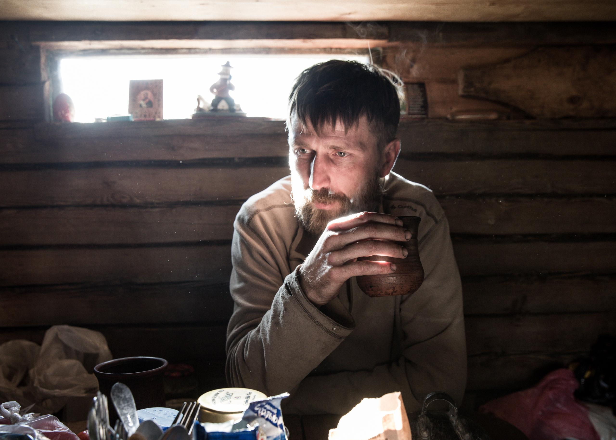 Андрей 6 лет назад приехал в Воздвиженское в качестве волонтера. Он обучился плотницкому и реставрационному ремеслу и сделал его своей профессией. Сейчас он стал одним из основных мастеров и обучает других.