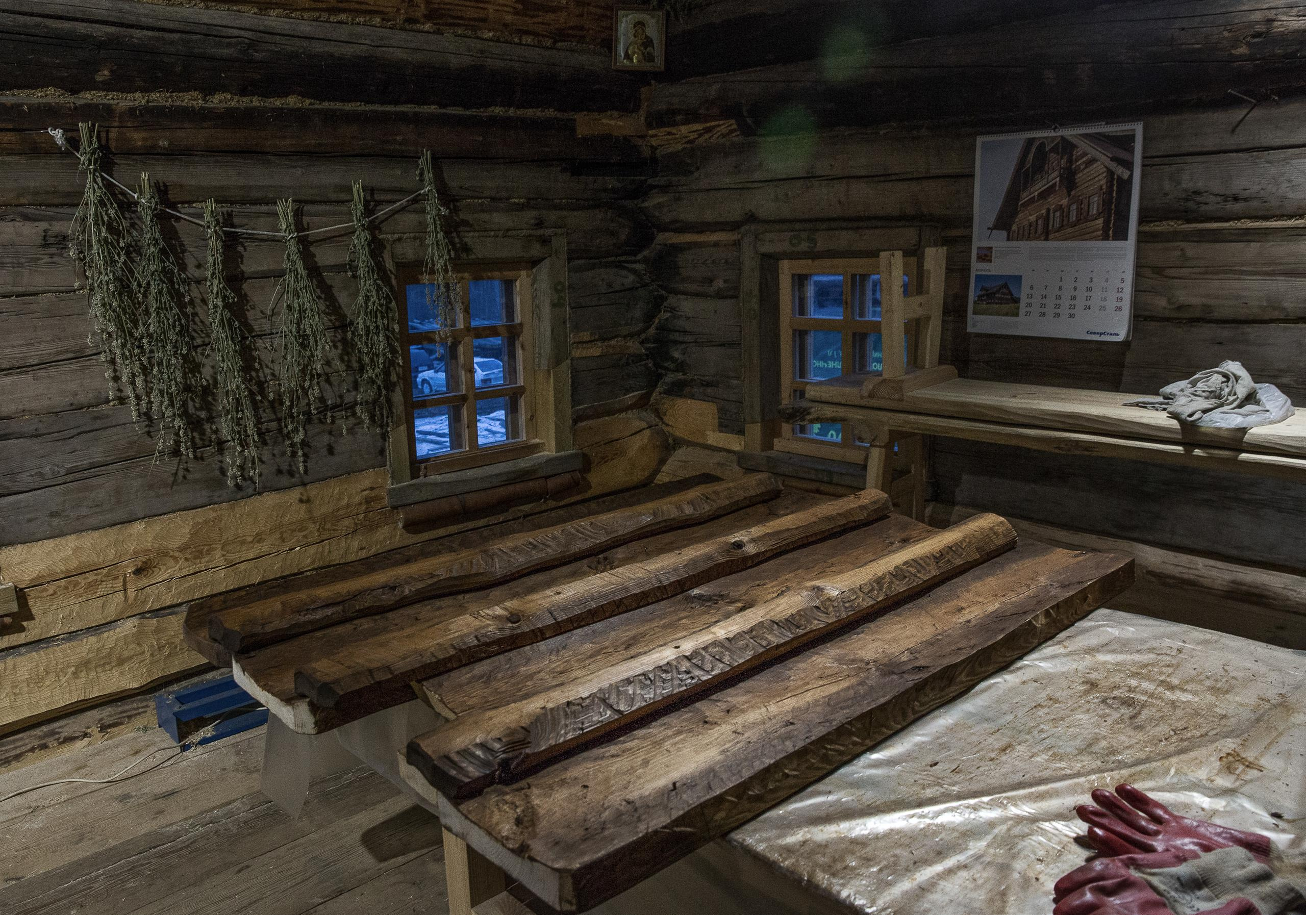 Помещение избы в холодное время года используется как мастерская. Когда реконструкция двора, хозяйственной части избы, будет завершена, мастерскую перенесут туда.