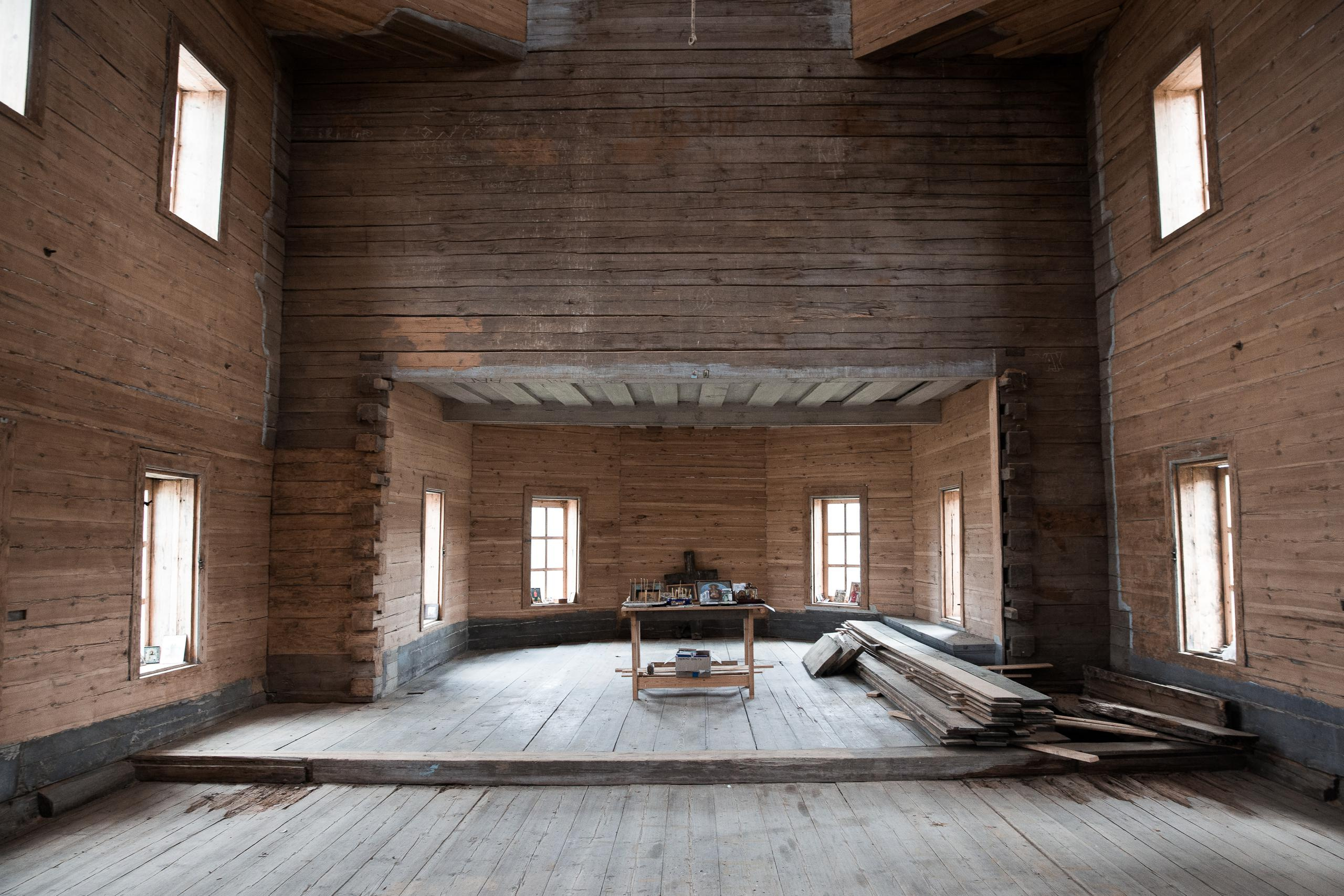 The interior of the temple. In Soviet times, it was used for household needs, all the walls were damaged by inscriptions and drawings.