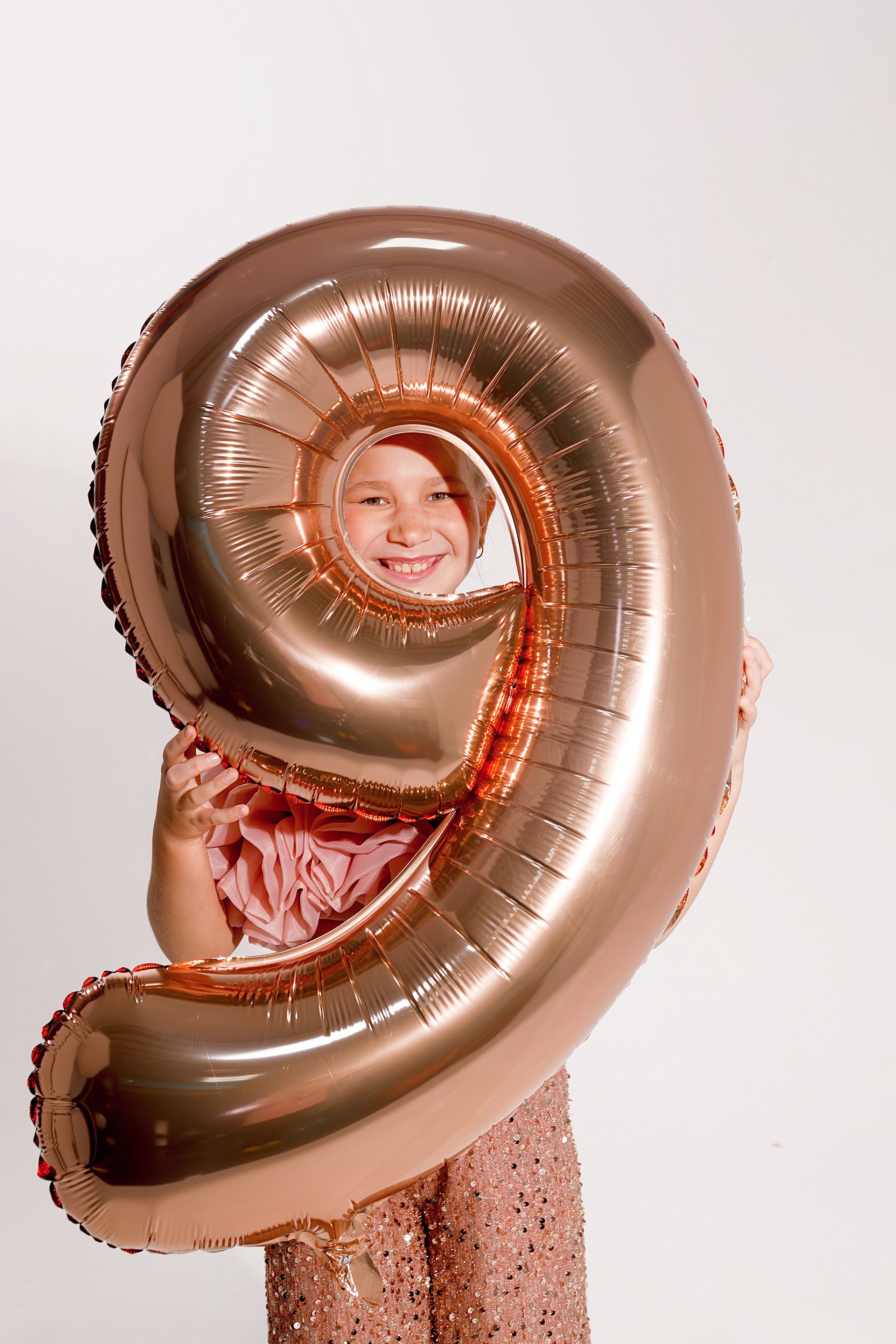 Креативная детская фотосессия на 9 лет в студии Сочи. Детский студийный фотограф Сочи