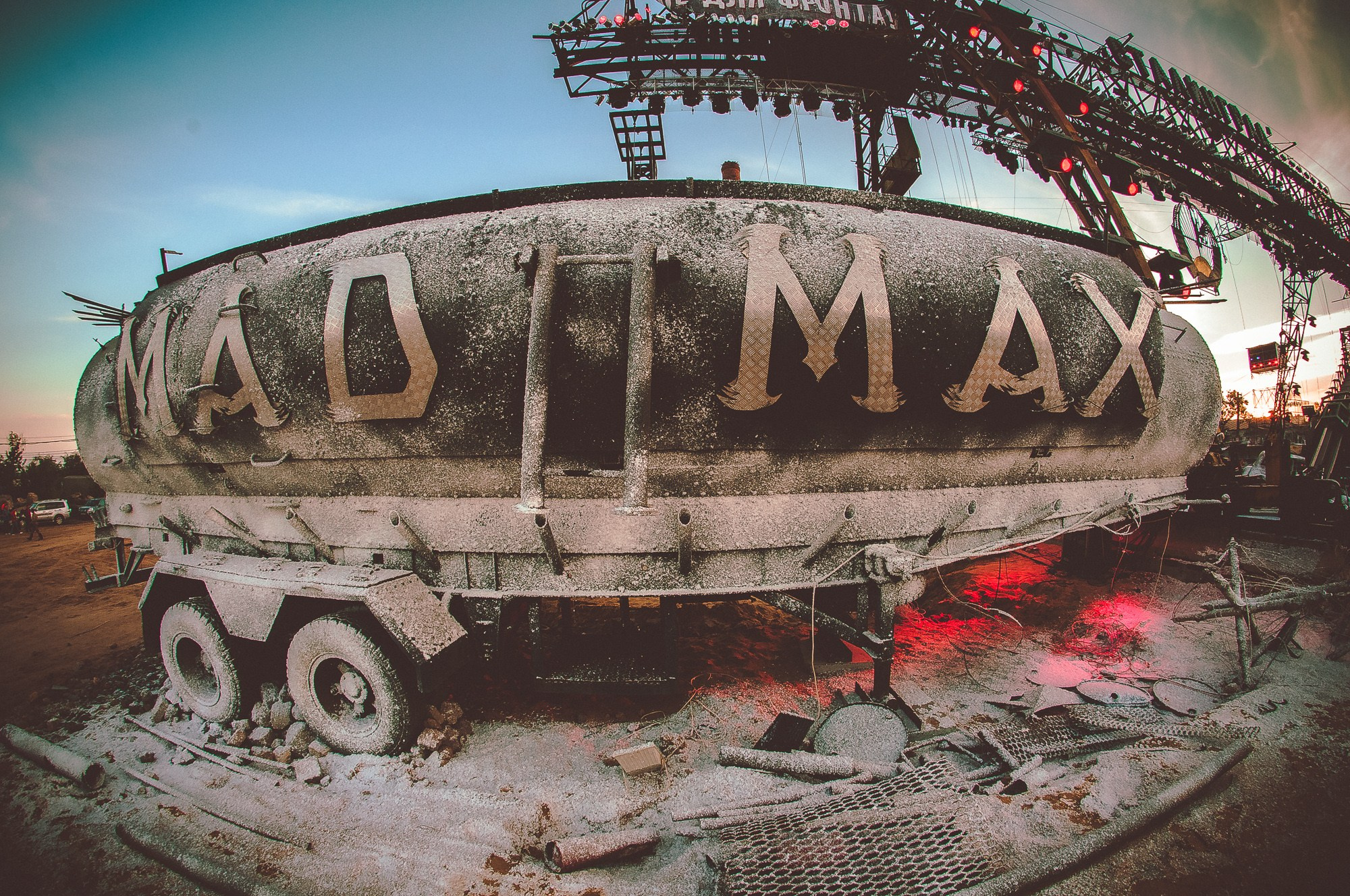 Бензовоз с надписью "MAD MAX"