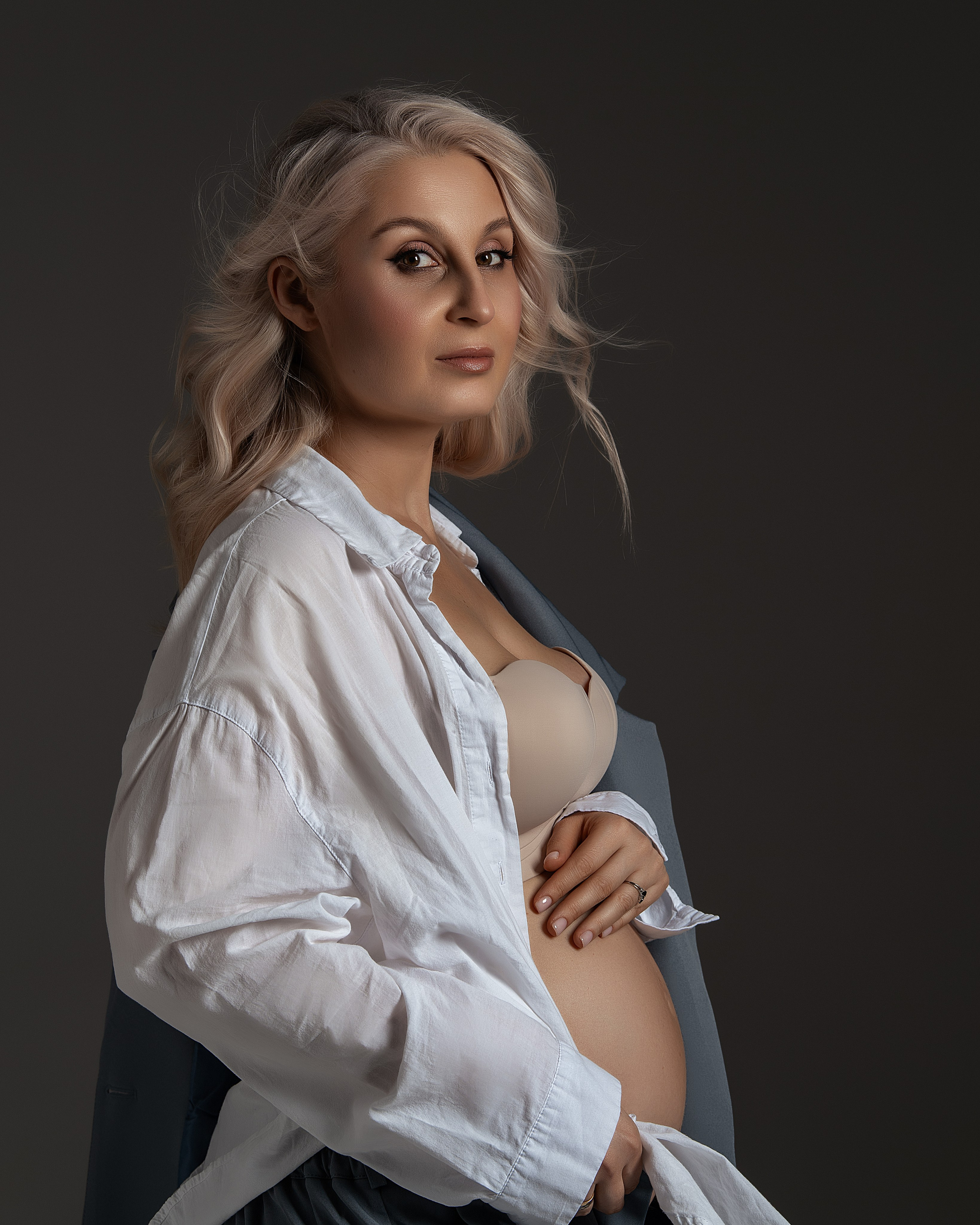 Фотосессия беременности на циклораме. Женский фотограф в Москве Богдашкина Динара