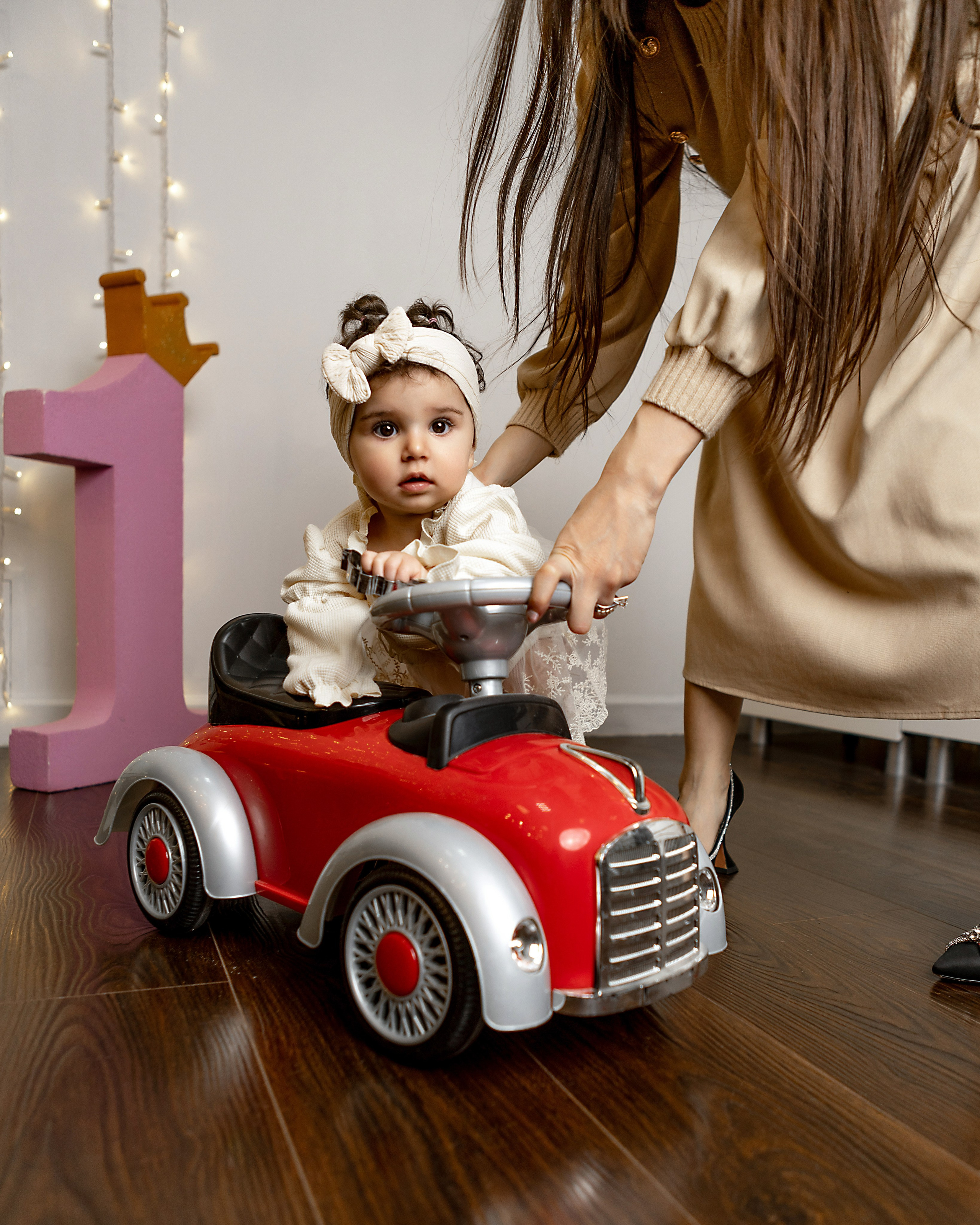 красивый ребенок на машинке