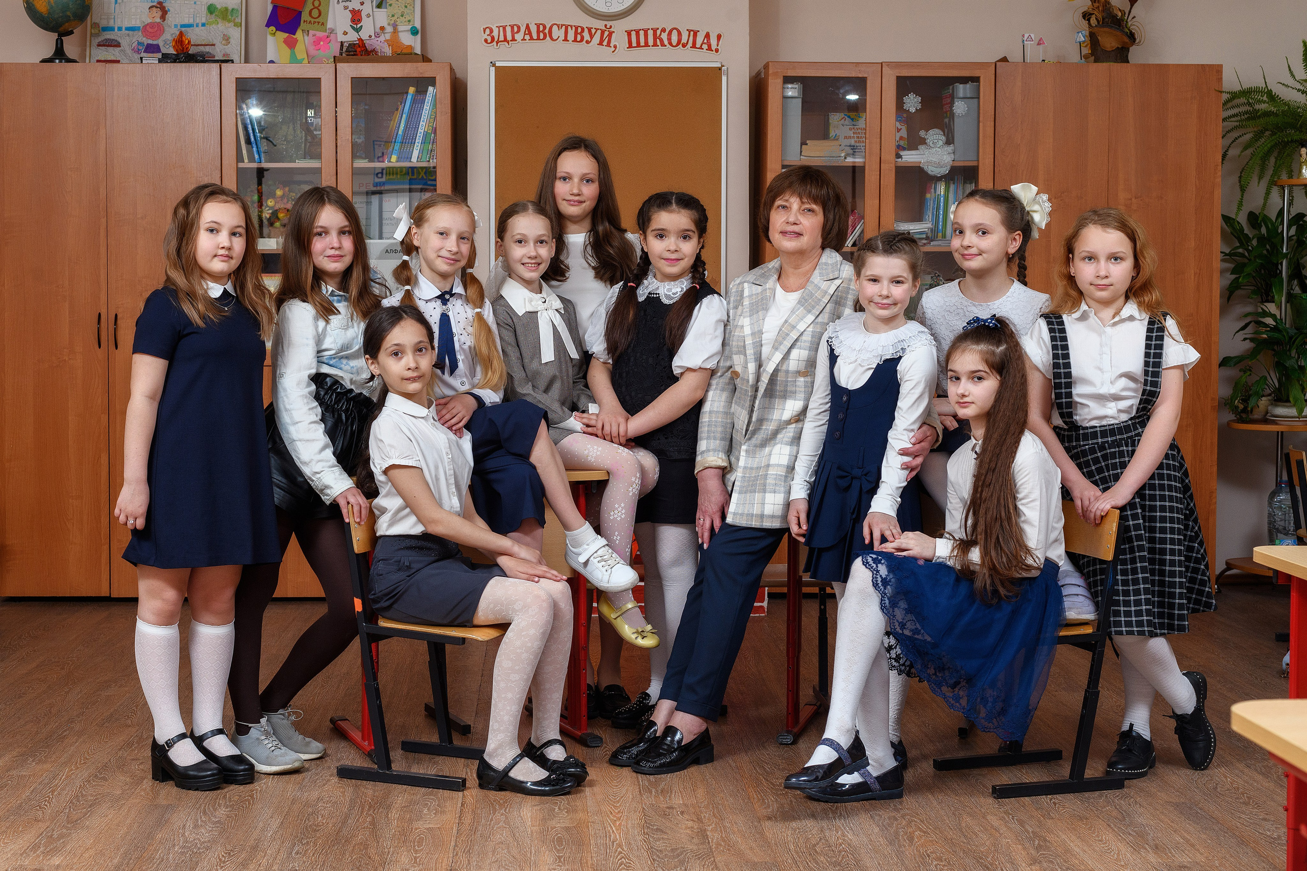 Групповая фотография. Девочки с учителем в классе. Фотосессия в школе для выпускного альбома в Москве.