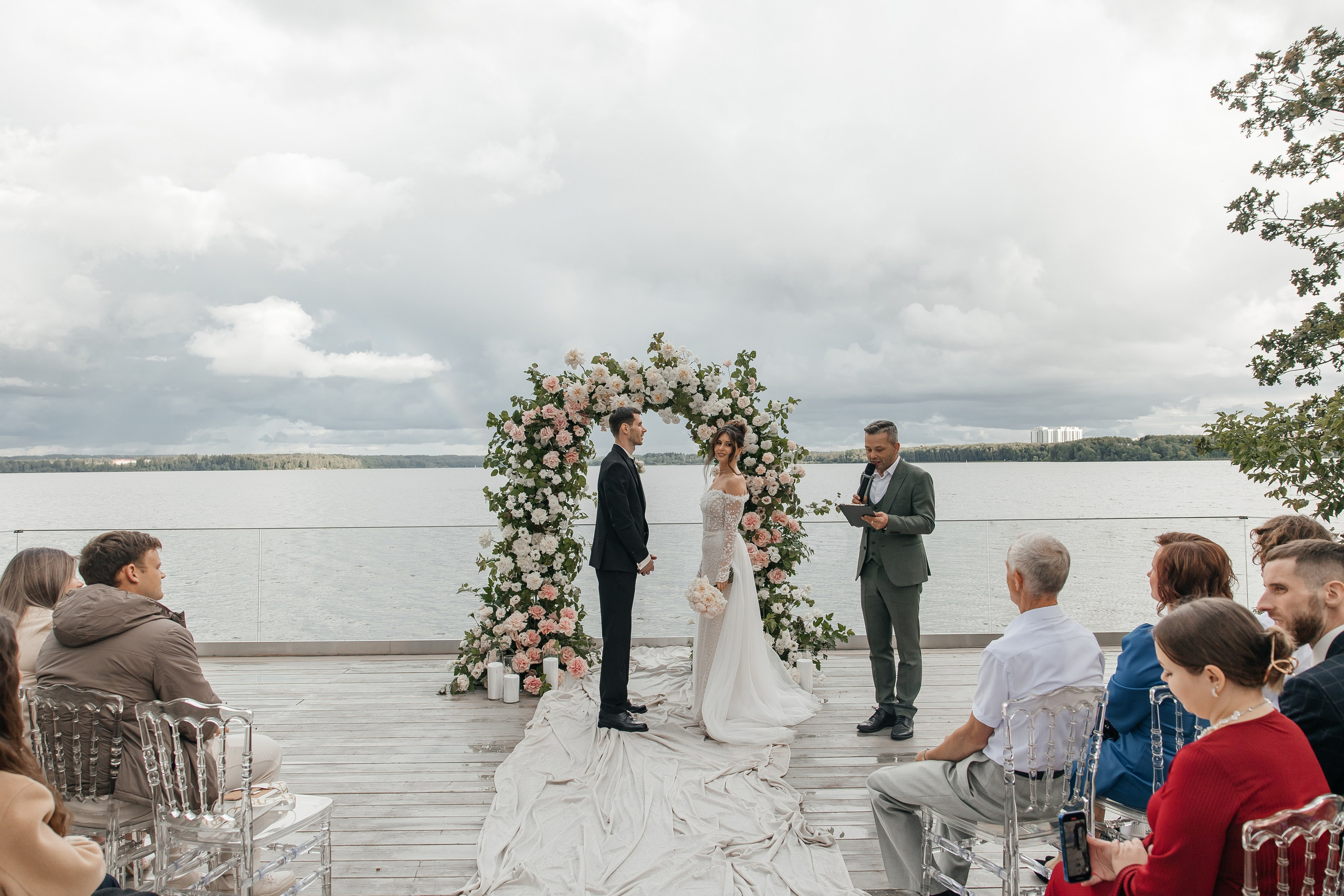 Свадьба на площадке THE SUN LAKE VERANDA на озере Сенеж Солнечногорск
