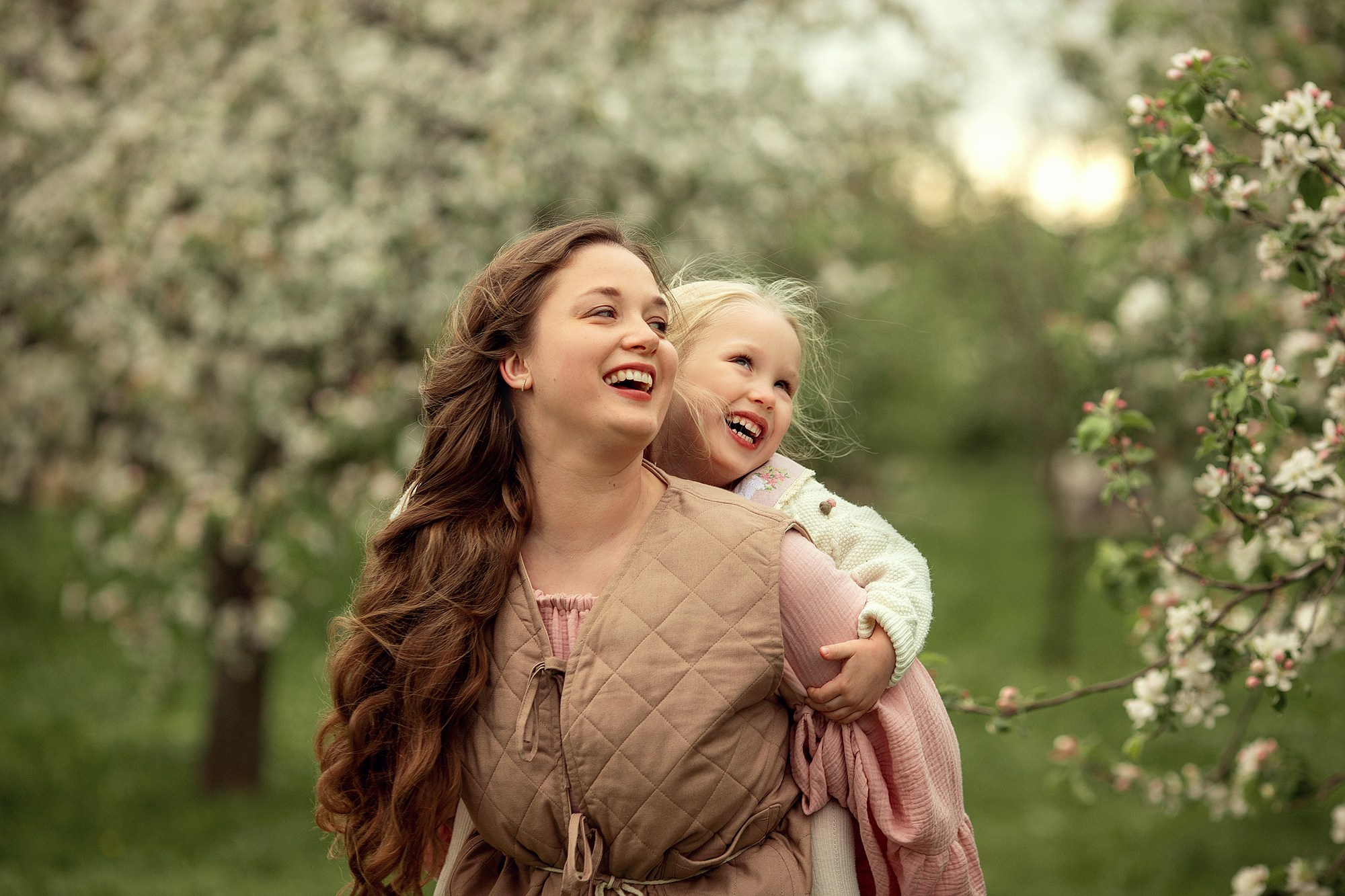Искренняя семейная фотоистория в цветущем саду. Tatyana Nadezhdina Family photographer
