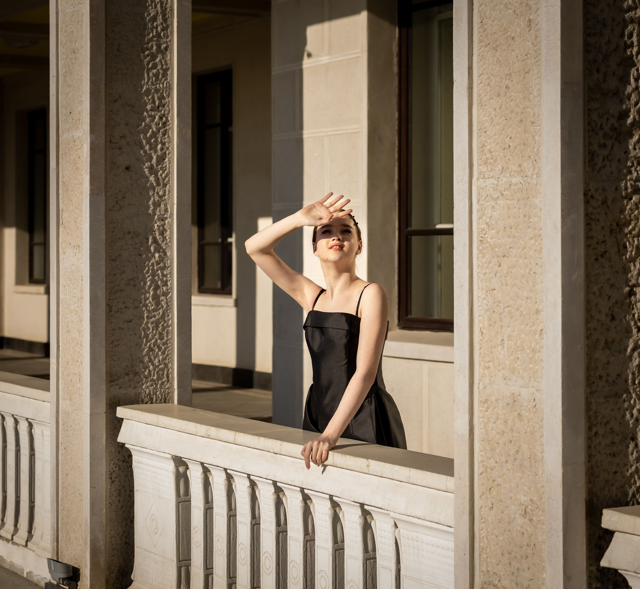 портрет девушки у колонн Северный морской вокзал