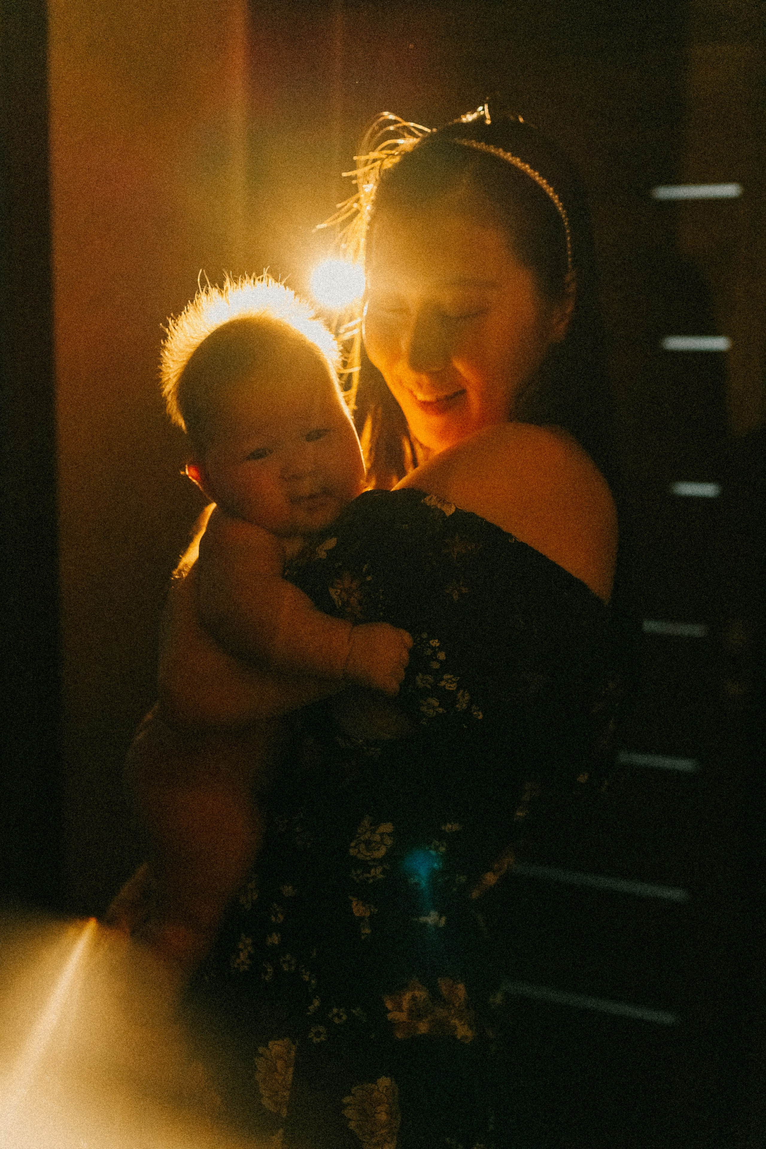 Портрет мамы и малыша, в объятиях контрового света. Фотосессия новорожденных в Москве — newborn фотограф Елена Виниченко