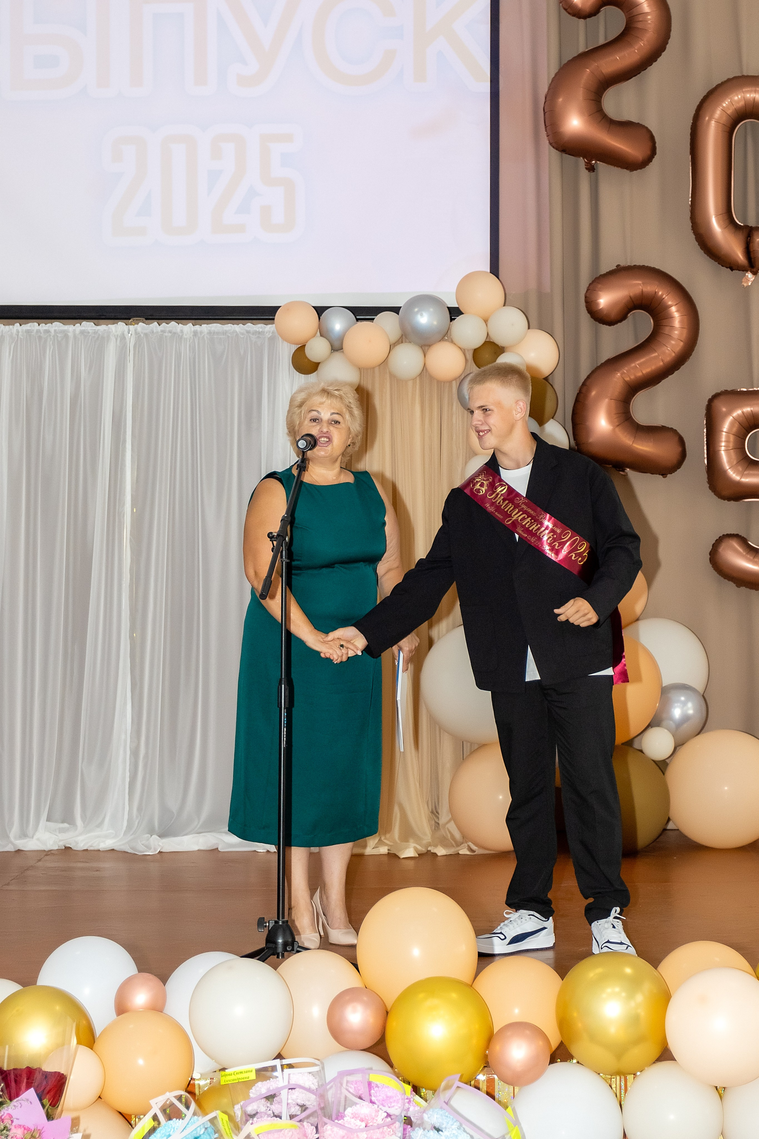 Выпускной. Школа 22, 11 класс. Стильный выпускной альбом Владивосток фотограф Вероника Мигачева