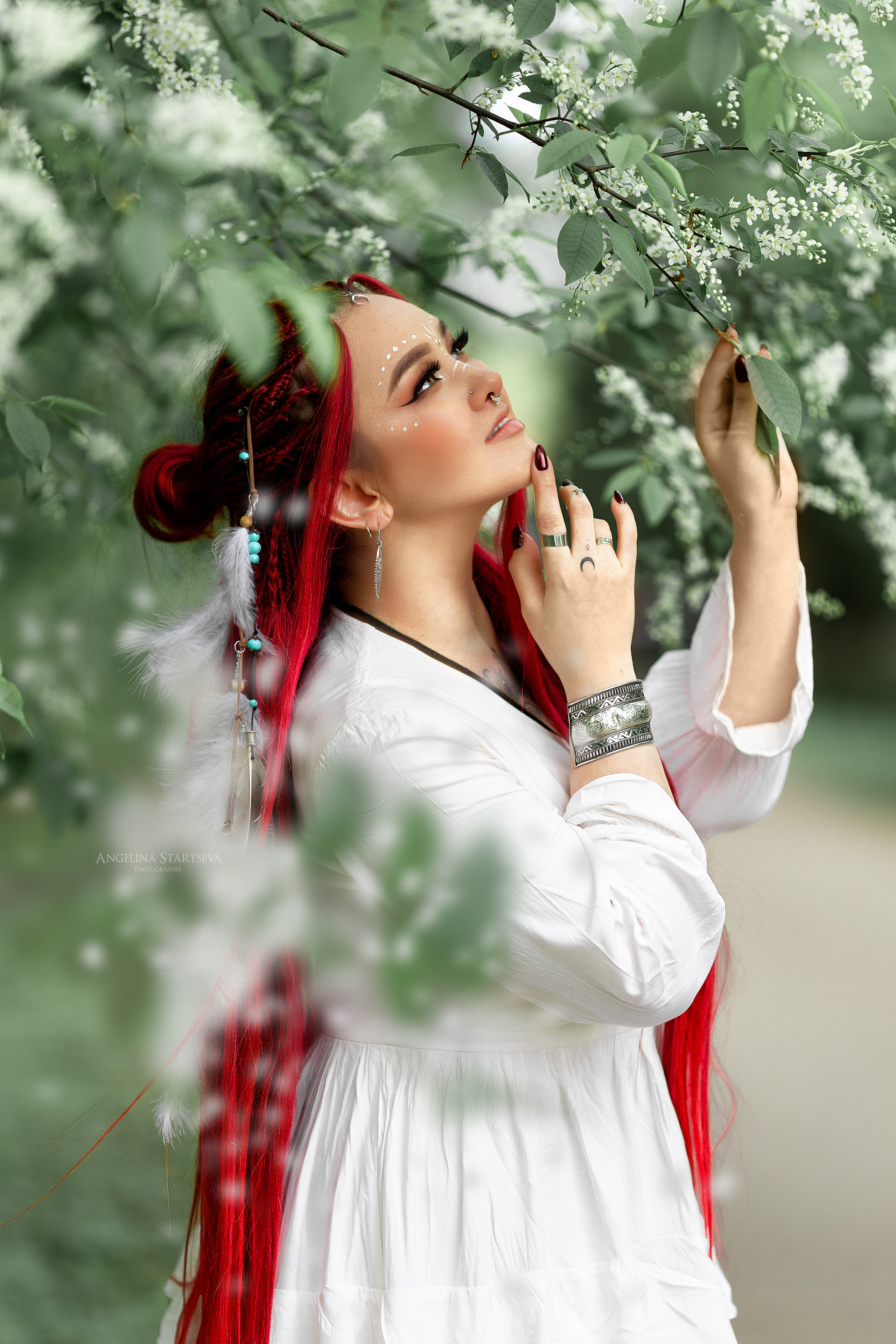 девушка в черемухе