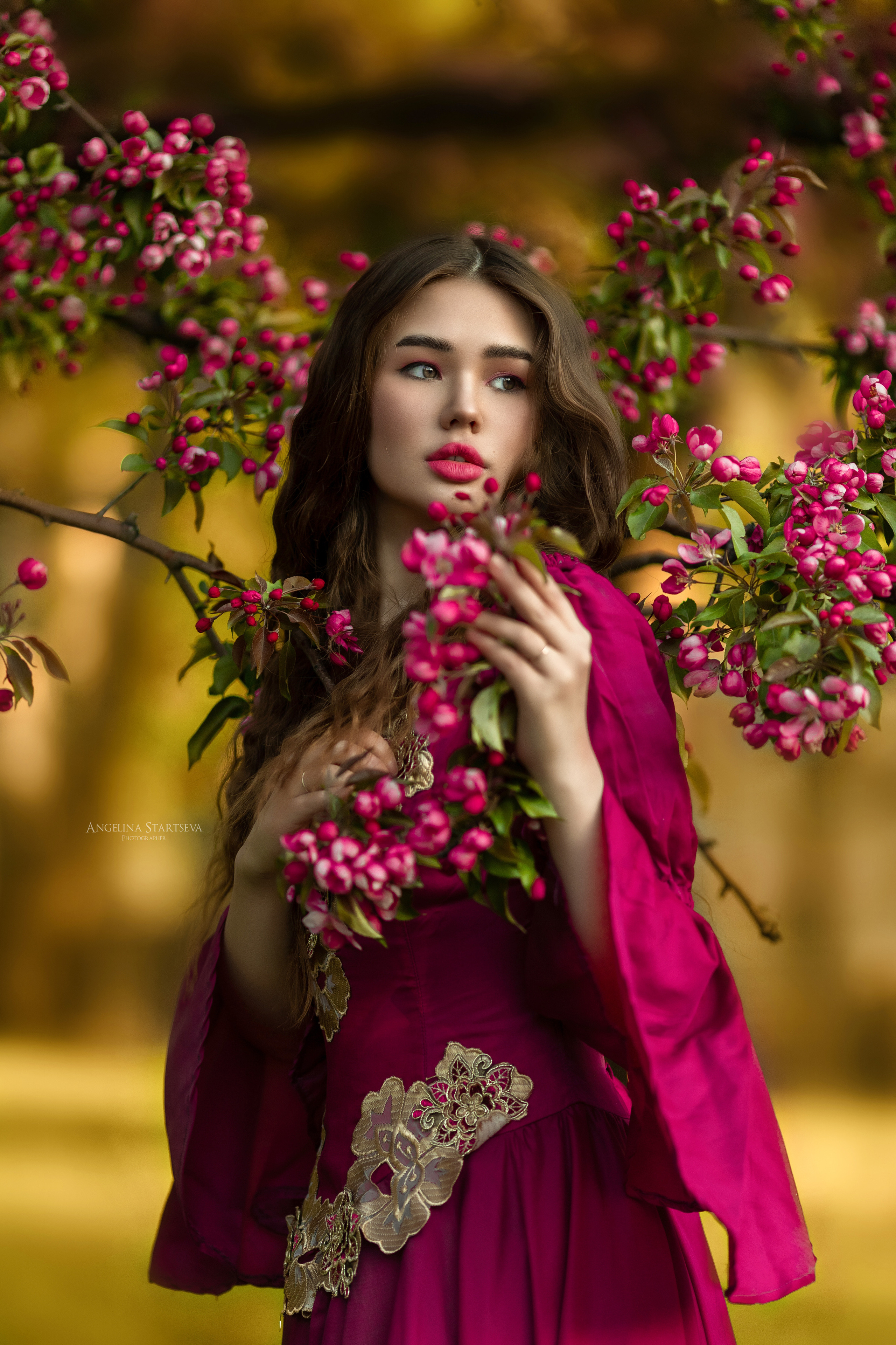 красивая девушка в розовом цветении