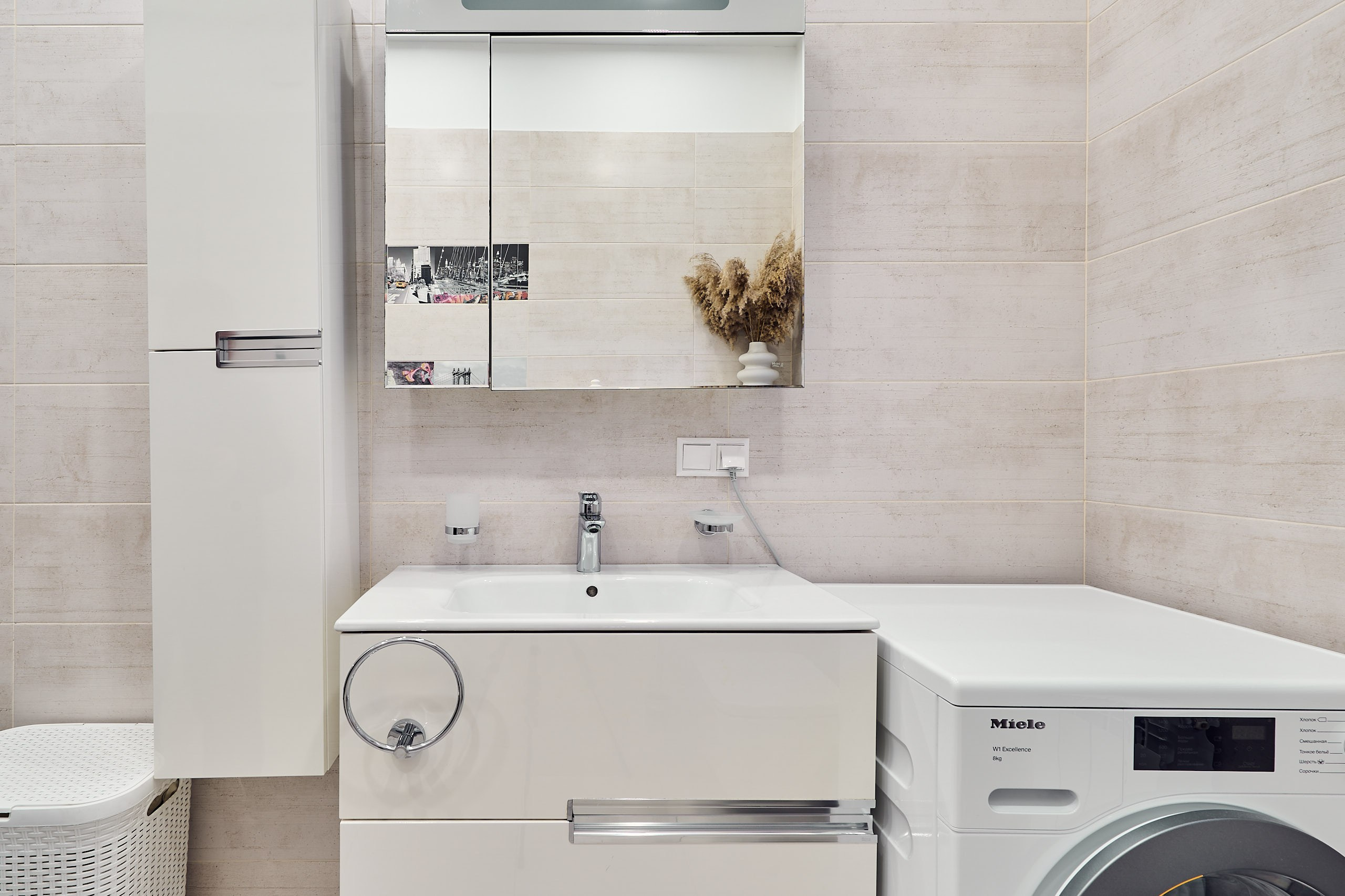 Интерьерная фотография санузла с зеркалом, раковиной и стиральной машинкой