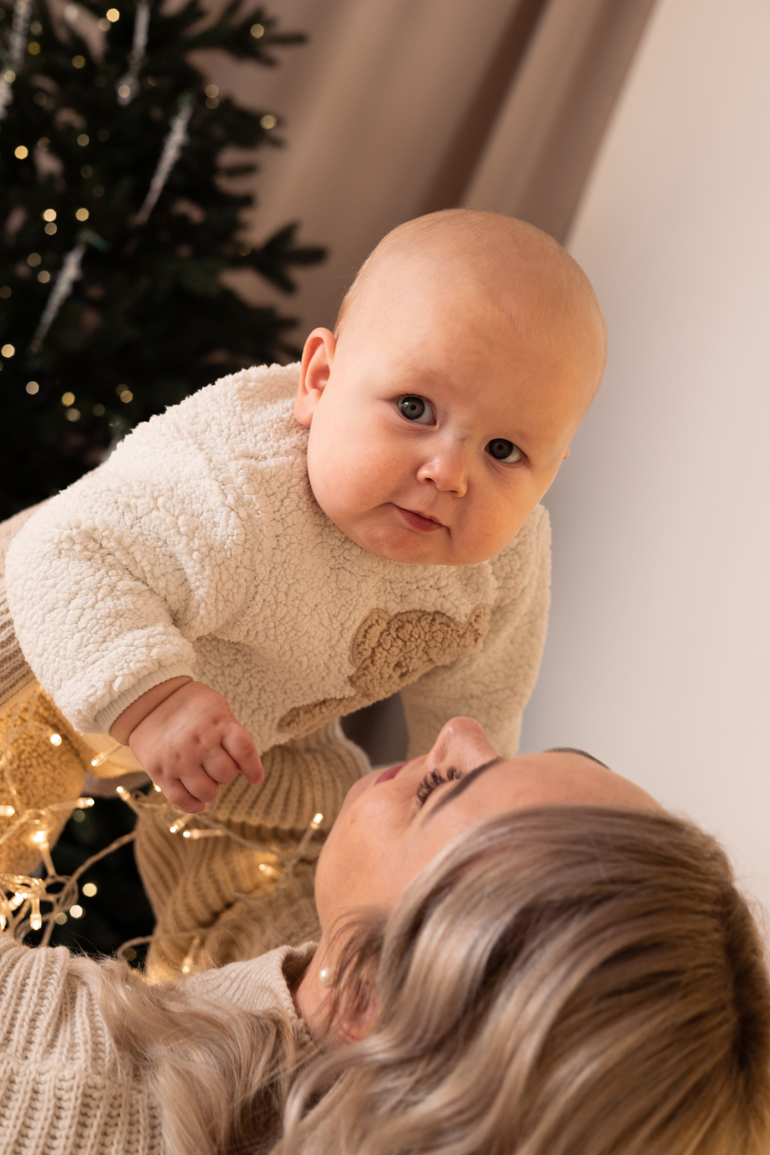 Мама держит малыша на руках