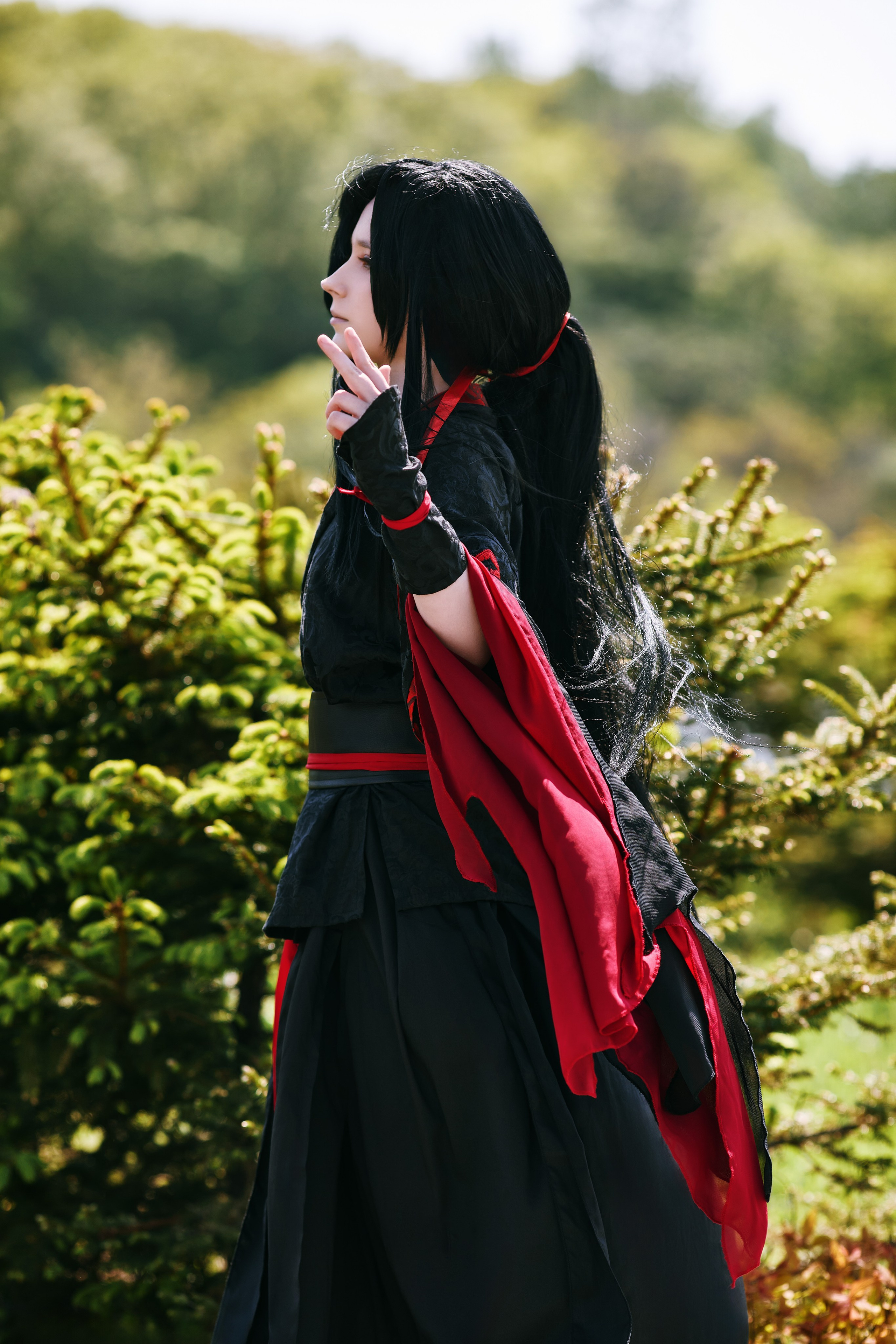 Косплеер в образе Вэй Ина позирует на фоне зелени. Пример фото от косплей фотографа из Находки