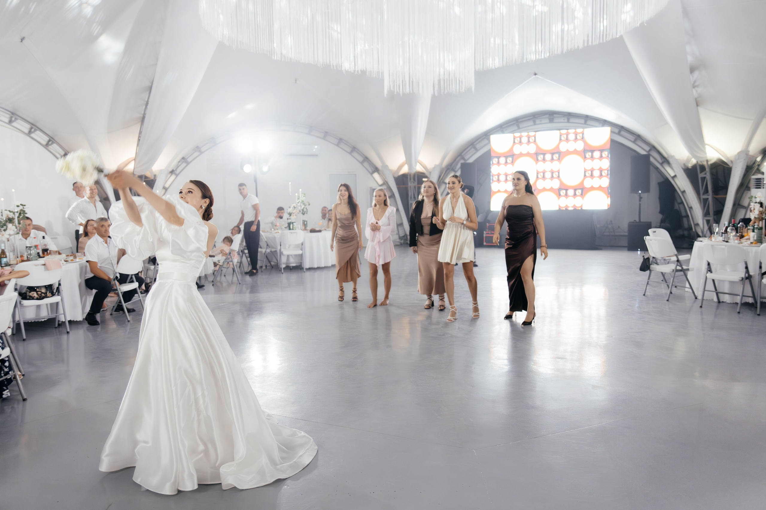 Я создаю профессиональные фотографии, которые сохраняют эмоции, детали и атмосферу вашего праздника. Свадебный фотограф во Владивостоке