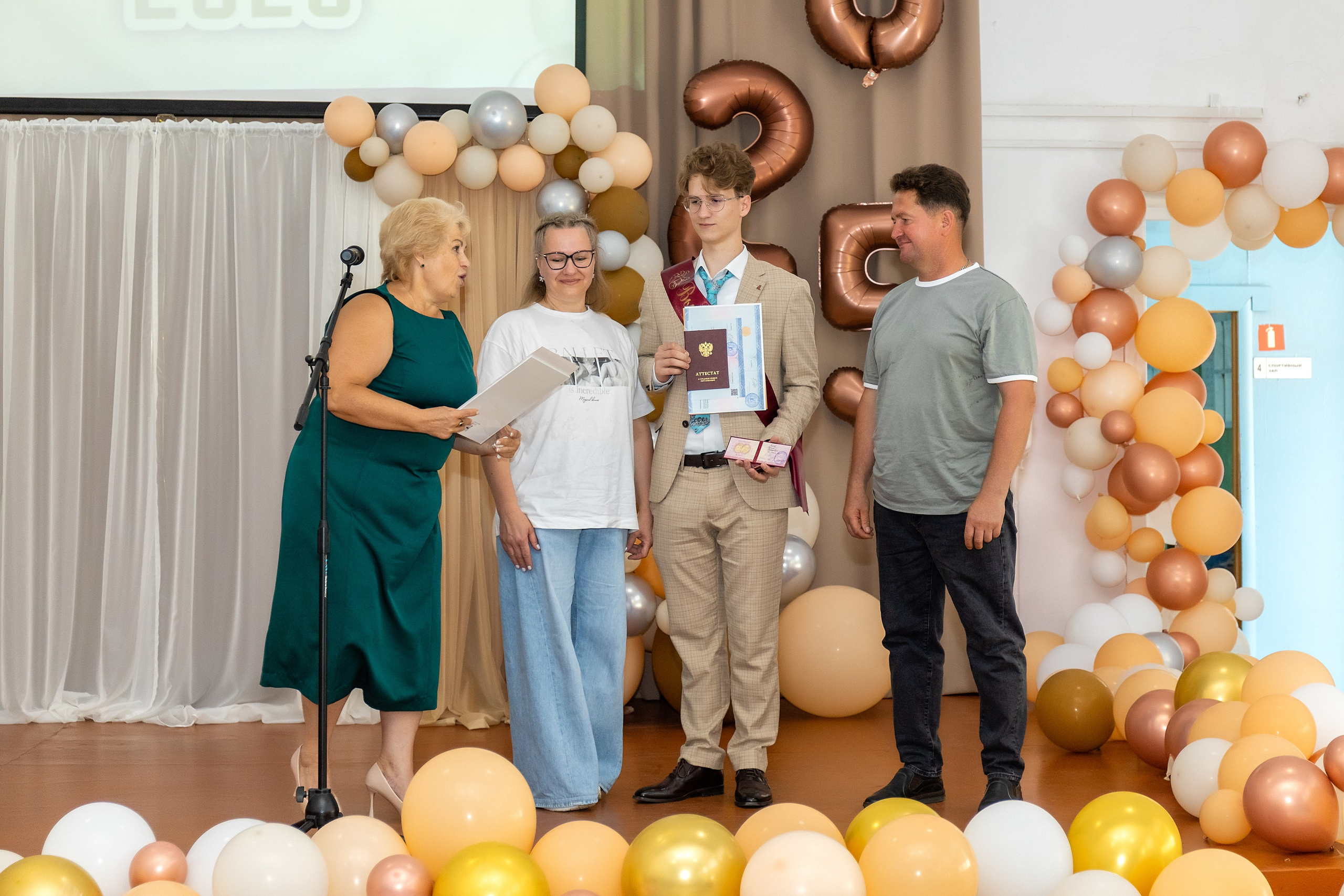 Выпускной. Школа 22, 11 класс. Стильный выпускной альбом Владивосток фотограф Вероника Мигачева