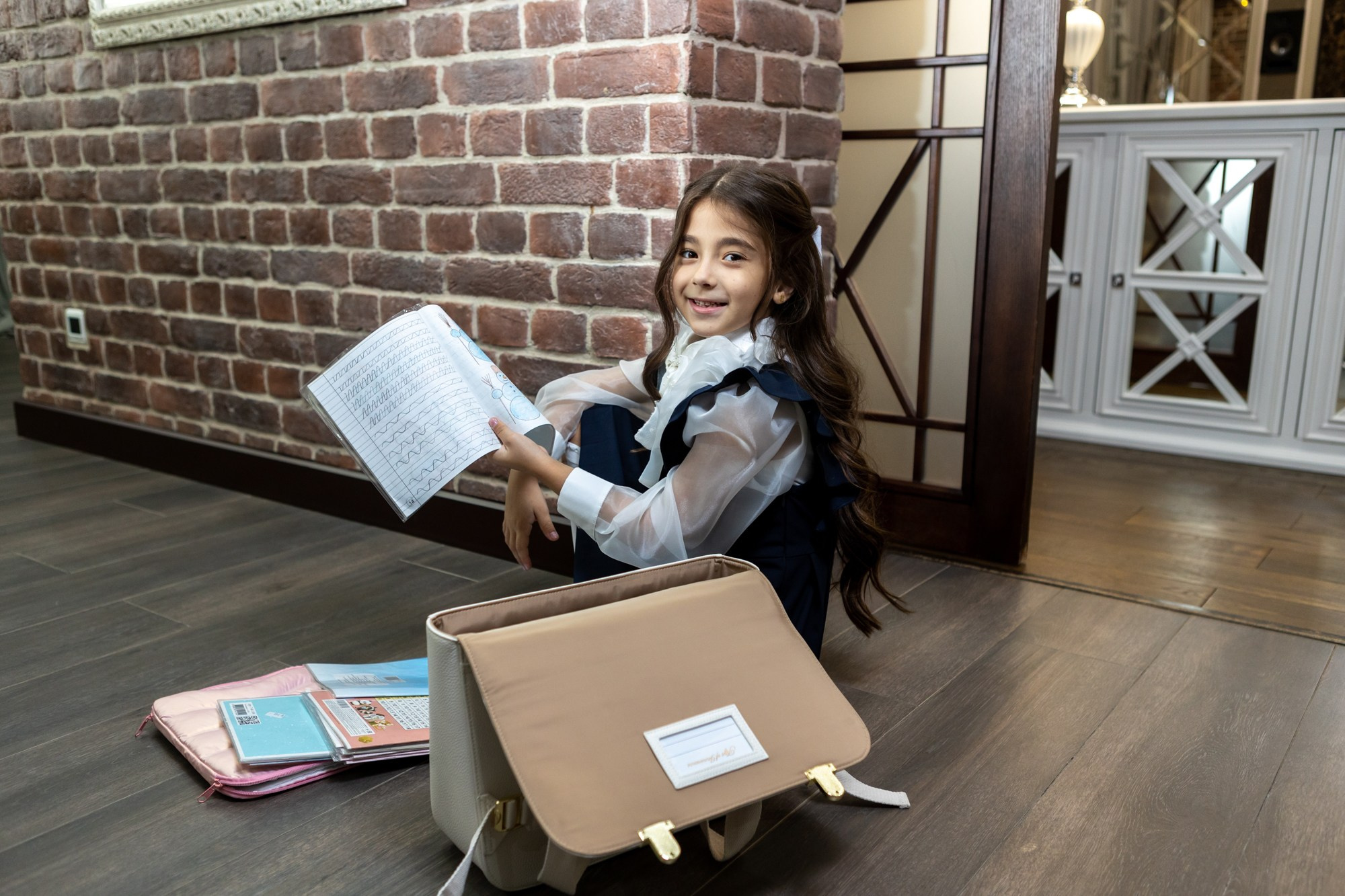 Съёмка первоклассницы перед школой. Фотограф в Оренбурге. Профессиональный фотограф