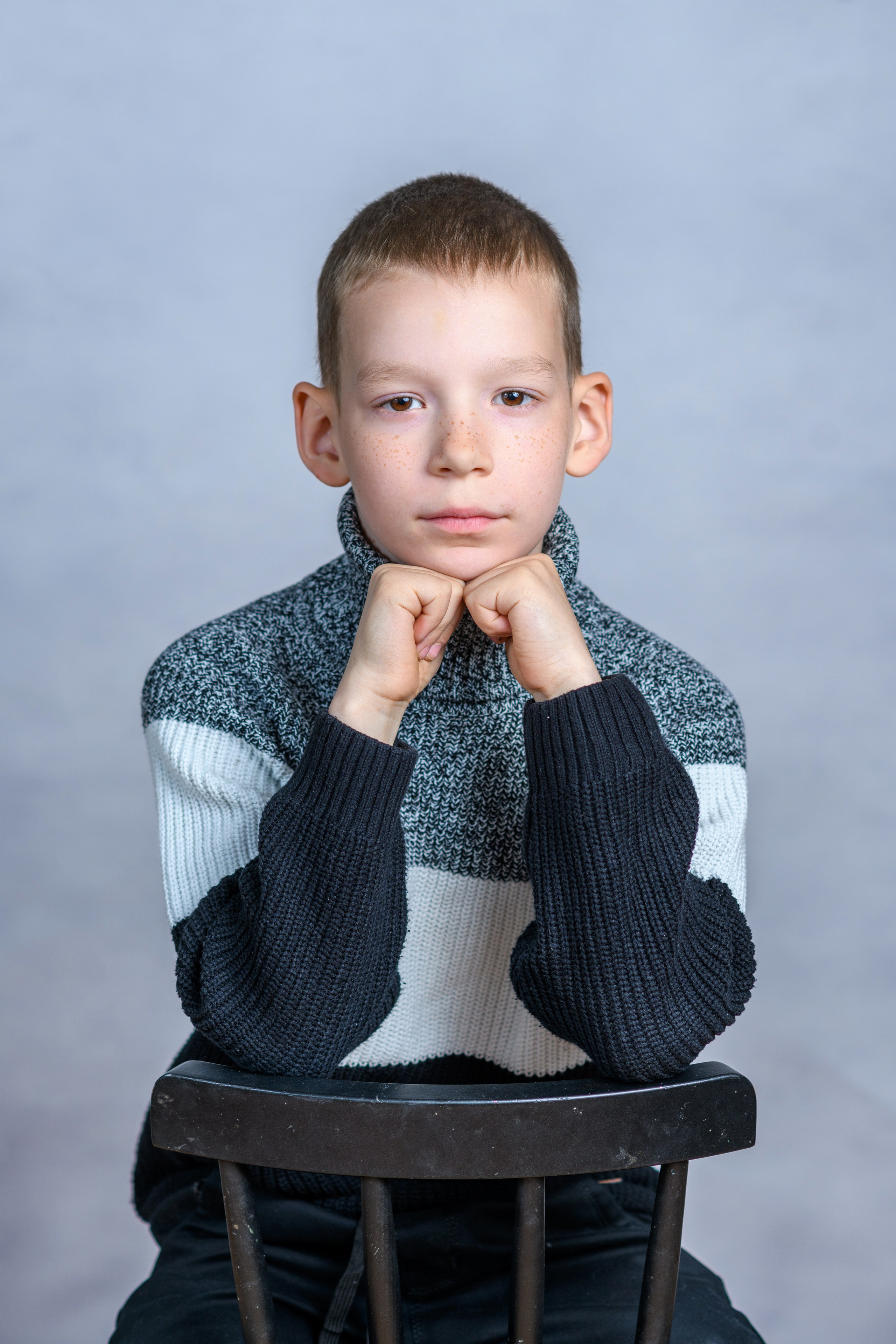 Портрет мальчика для школьной виньетки. Профессиональная детская портретная фотосессия в школе. Школьный и детский фотограф в Москве Первенцева Елена.