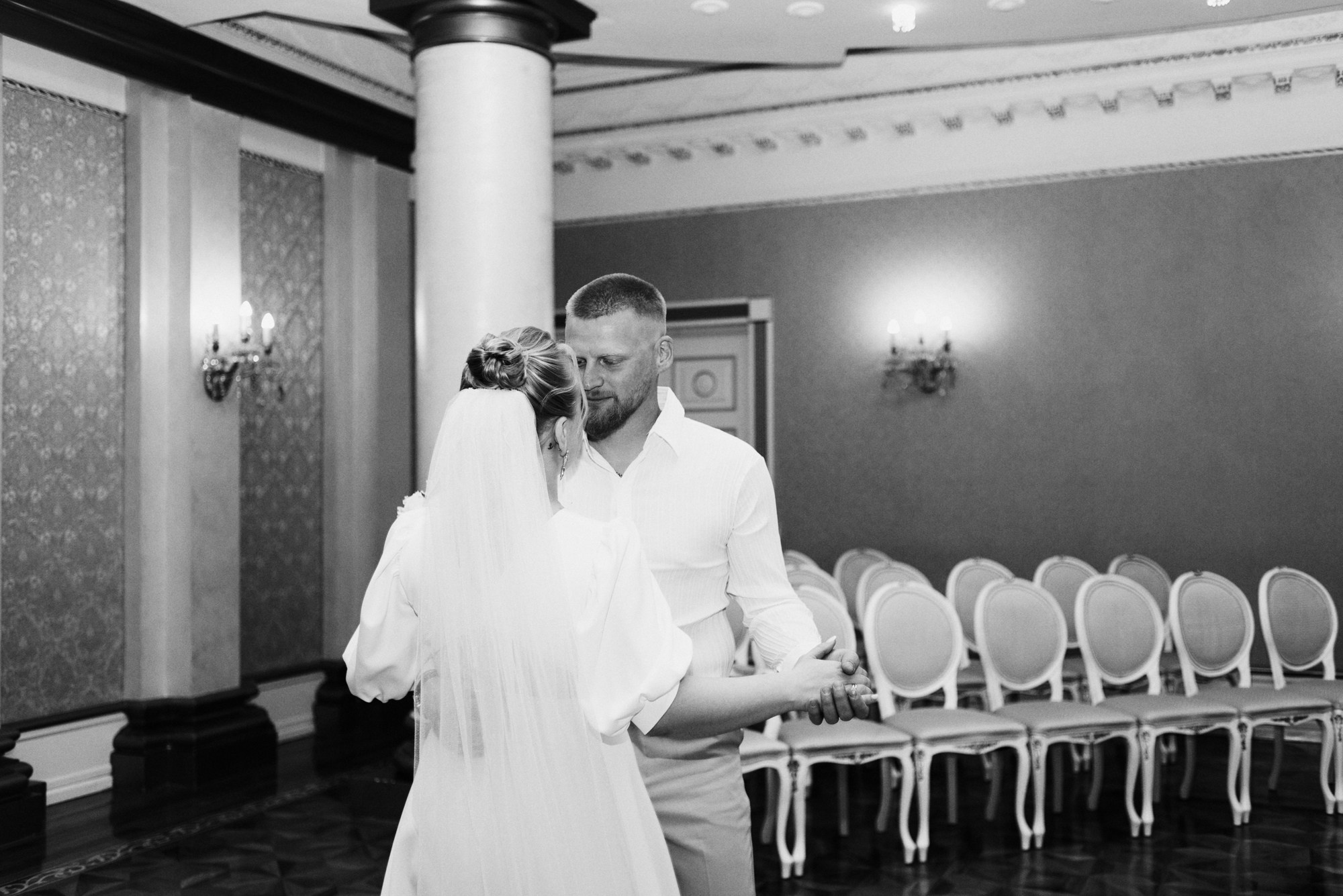 Свадебный фотограф в Тюмени — Фотосессия Павла и Марии на Набережной. Портретный фотограф Тюмень Дарья Мустафина