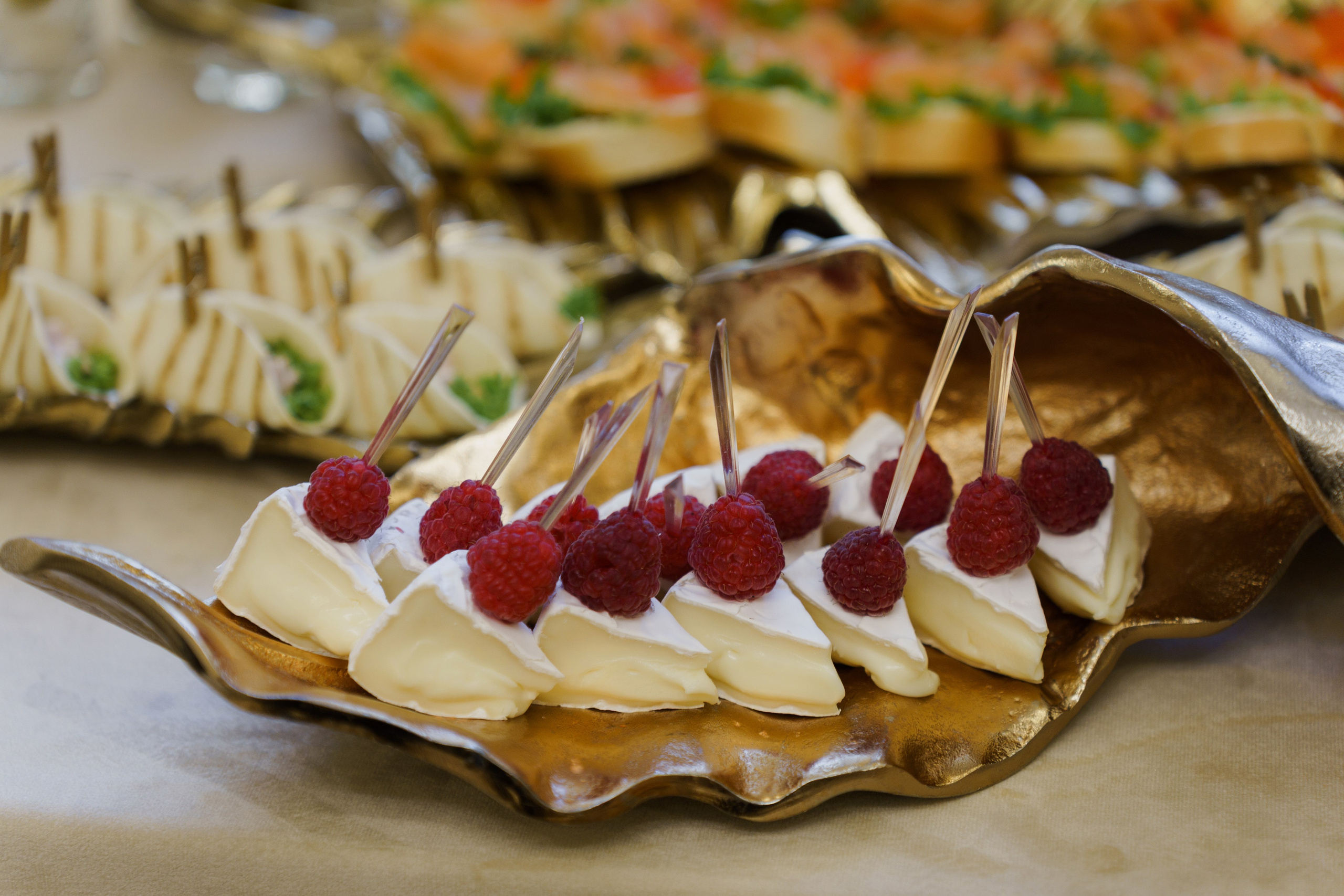 Сватовство в Краснодаре от лучших свадебных фотографов и операторов ТВИНС СТУДИО. ТВИНС СТУДИО — лучшие свадебные фотографы и видеографы в Краснодаре
