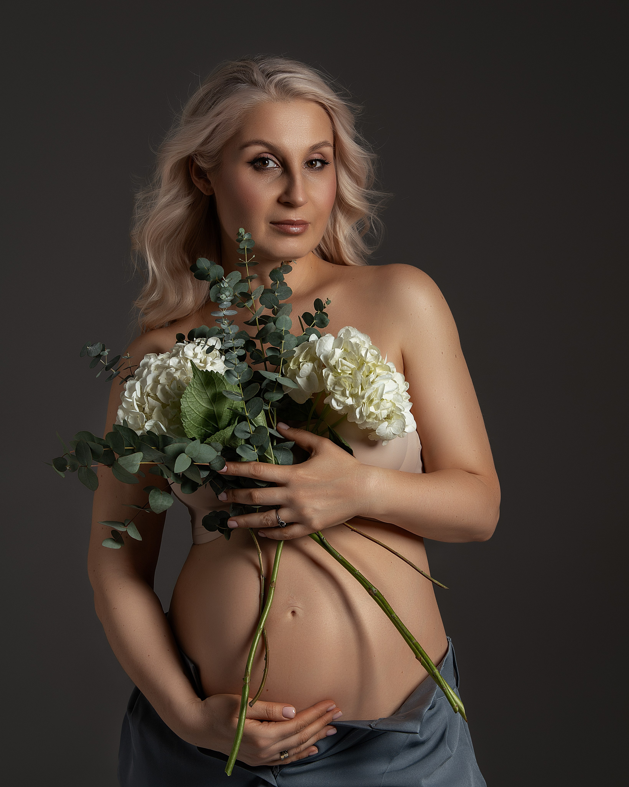 Фотосессия беременности на циклораме. Женский фотограф в Москве Богдашкина Динара